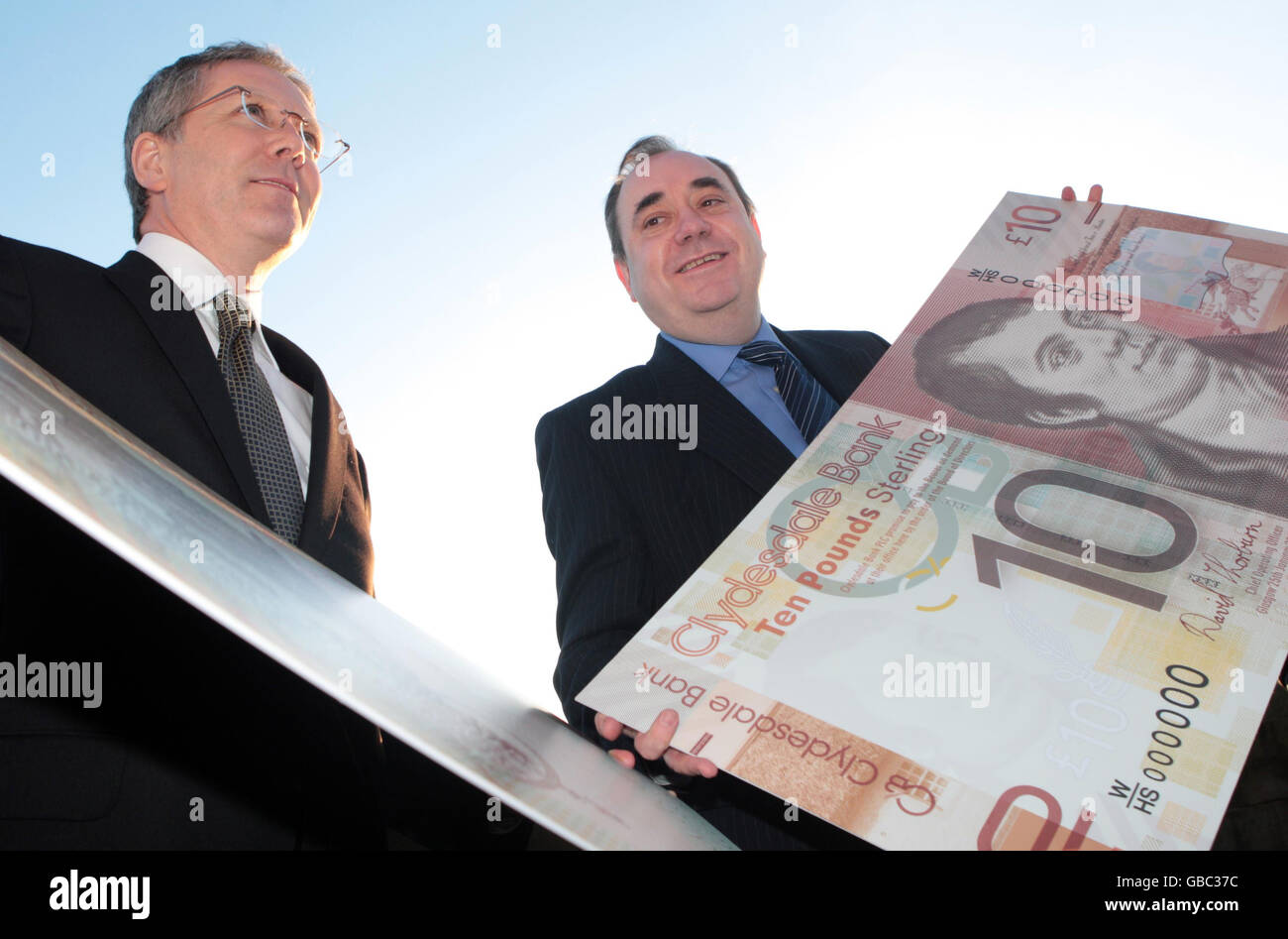 Il primo ministro Alex Salmond e il capo della banca Clydesdale David Thorburn al castello di Edimburgo dove ha annunciato nuovi disegni per le banconote in un'iniziativa Homecoming con la Banca. Foto Stock