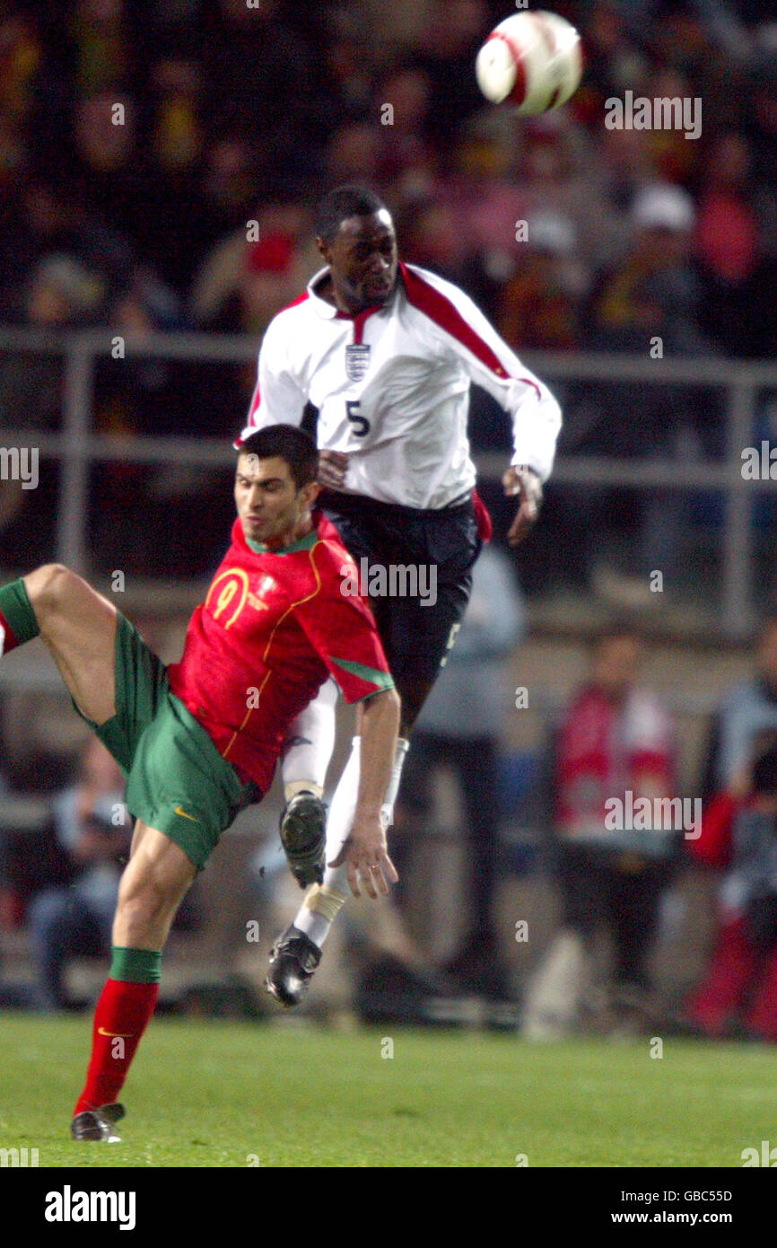 Calcio - Internazionale amichevole - Portogallo / Inghilterra. Il re inglese di Ledley (r) vince la palla davanti al portoghese Pedro Miguel Pauleta Foto Stock