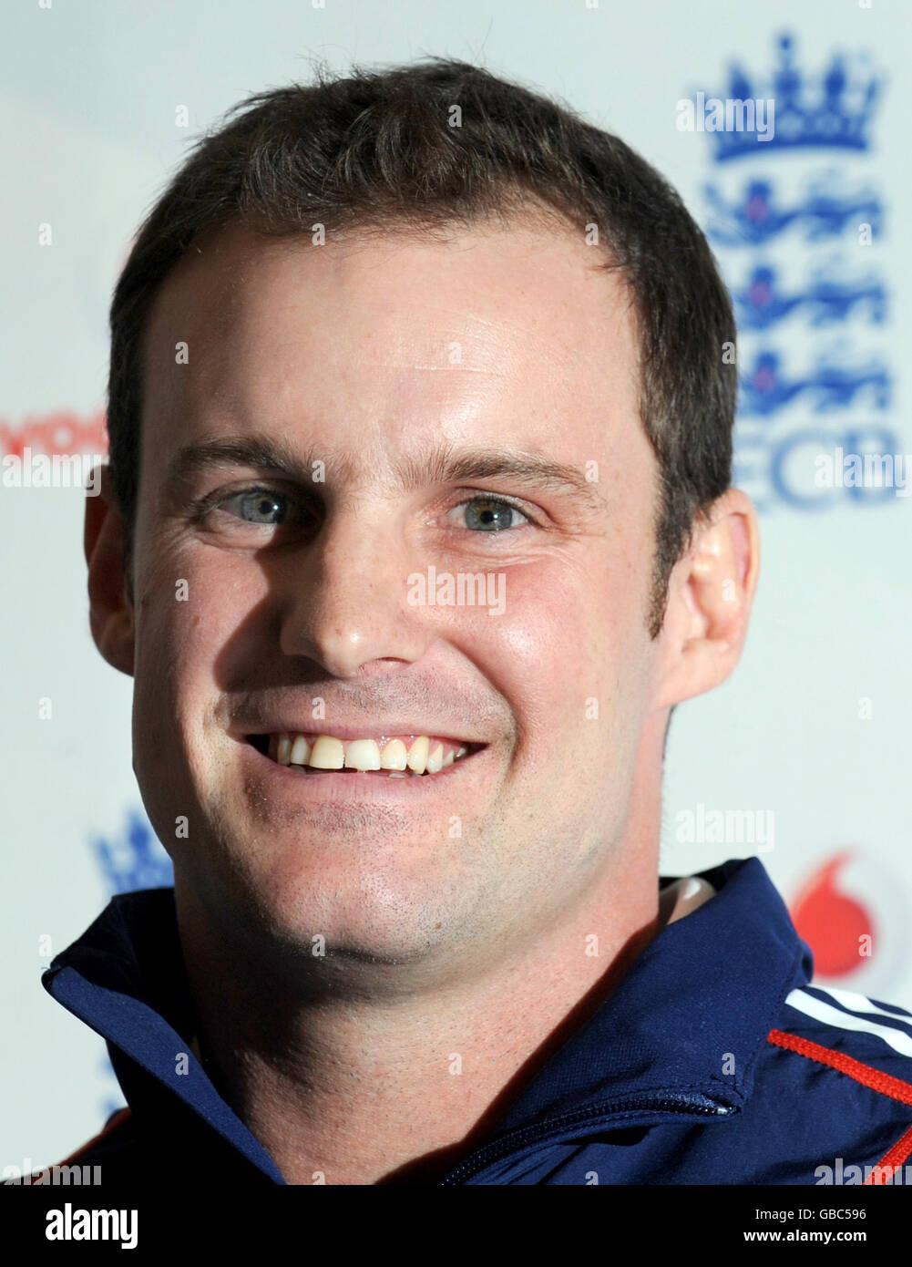 Il capitano dell'Inghilterra Andrew Strauss parla ai media durante una conferenza stampa all'Hilton London Gatwick Hotel di Londra. Foto Stock