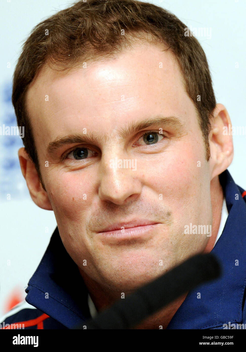 Il capitano dell'Inghilterra Andrew Strauss parla ai media durante una conferenza stampa all'Hilton London Gatwick Hotel di Londra. Foto Stock