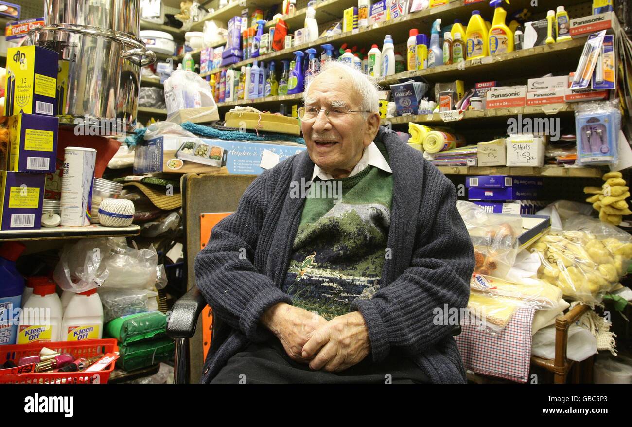 Negoziante celebra 75 anni di attività Foto Stock