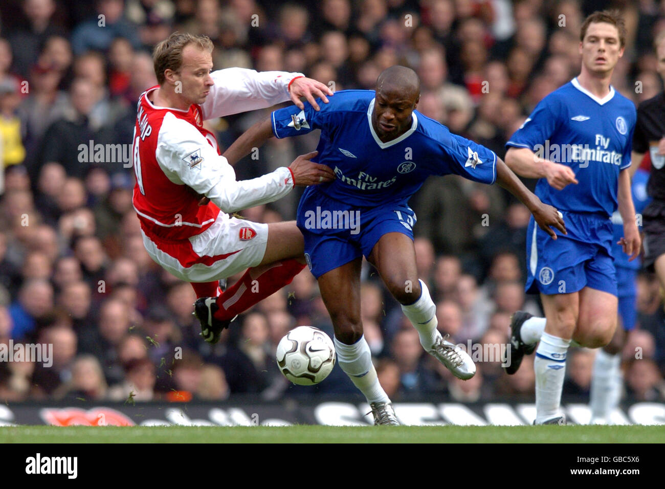 Calcio - fa Barclaycard Premiership - Chelsea / Arsenal. Dennis Bergkamp (l) di Arsenal cerca di abbattere William Gallas (r) di Chelsea Foto Stock