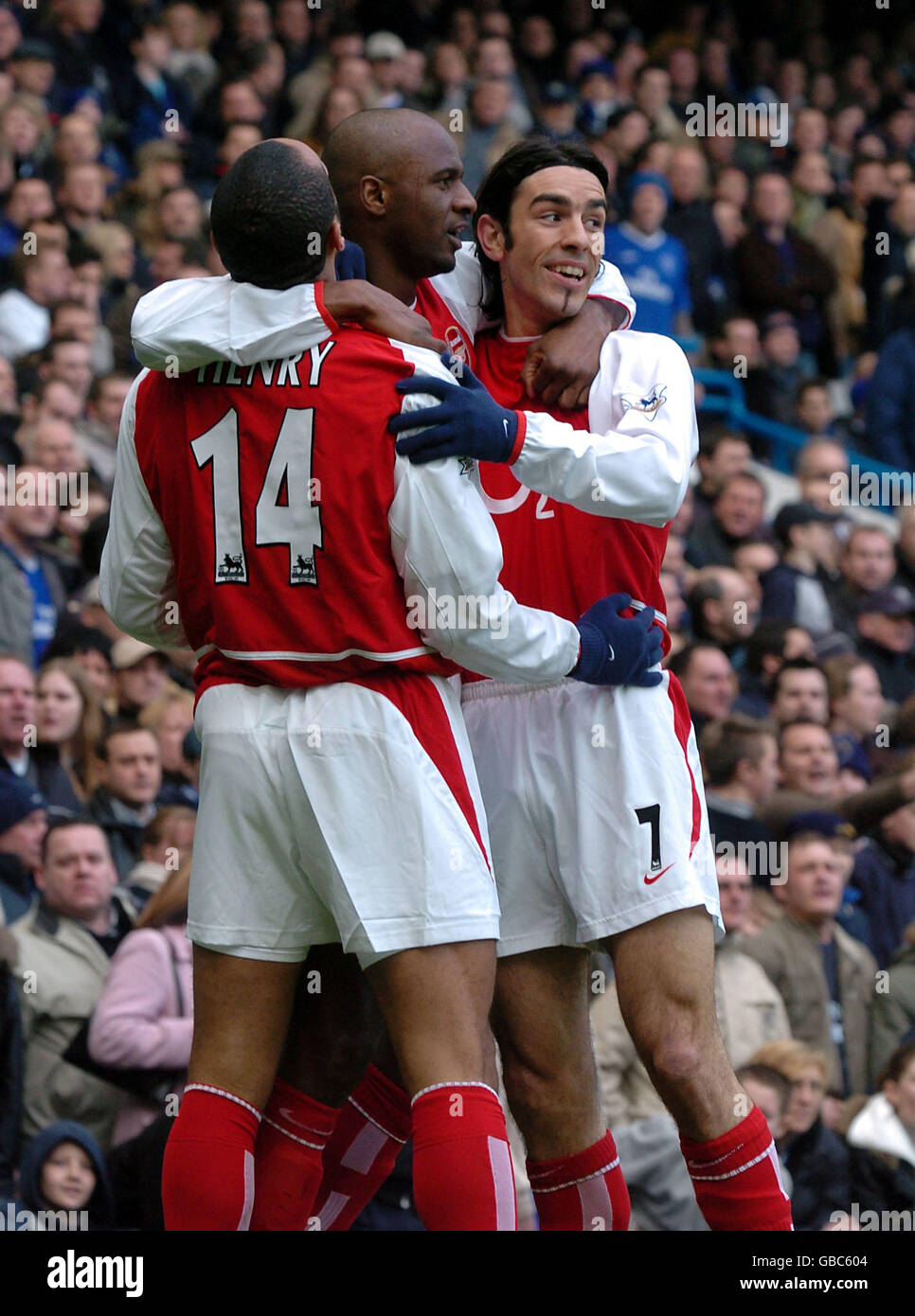 Patrick Vieira (c) di Arsenal celebra il suo obiettivo con i compagni di squadra Thierry Henry (l) e Robert Pires (r) Foto Stock