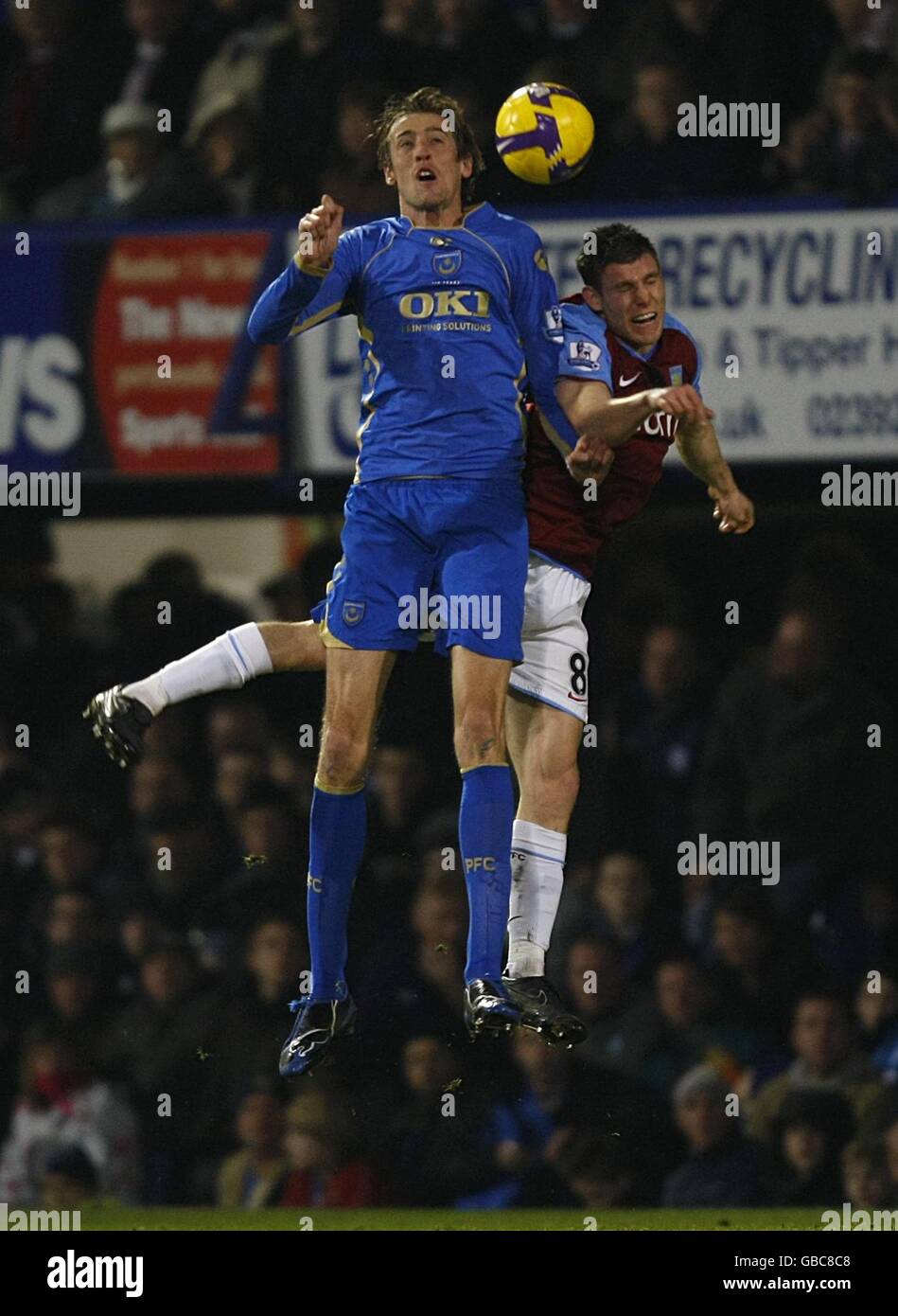 Calcio - Barclays Premier League - Portsmouth / Aston Villa - Fratton Park. Peter Crouch Aston Villa di Portsmouth, Gareth Barry (a destra), combatte per la palla in aria. Foto Stock