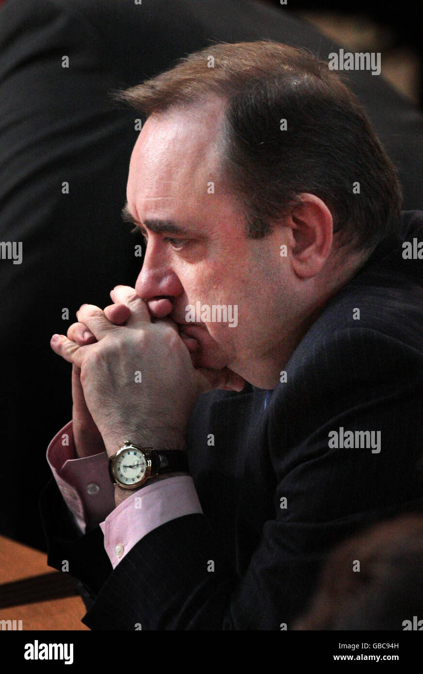 Il primo ministro Alex Salmond attende l'inizio delle interrogazioni del primo ministro al Parlamento scozzese di Edimburgo. Foto Stock