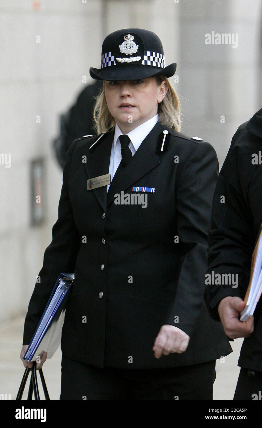 Debbie Simpson, vice capo del Constable, arriva all'Old Bailey, Londra, per la condanna di Nicky Reilly, 22 anni, che ha accidentalmente messo in campo una bomba a unghie fatta in casa in un gabinetto mentre si è preparato a colpire decine di clienti innocenti in un ristorante a Exeter. Foto Stock