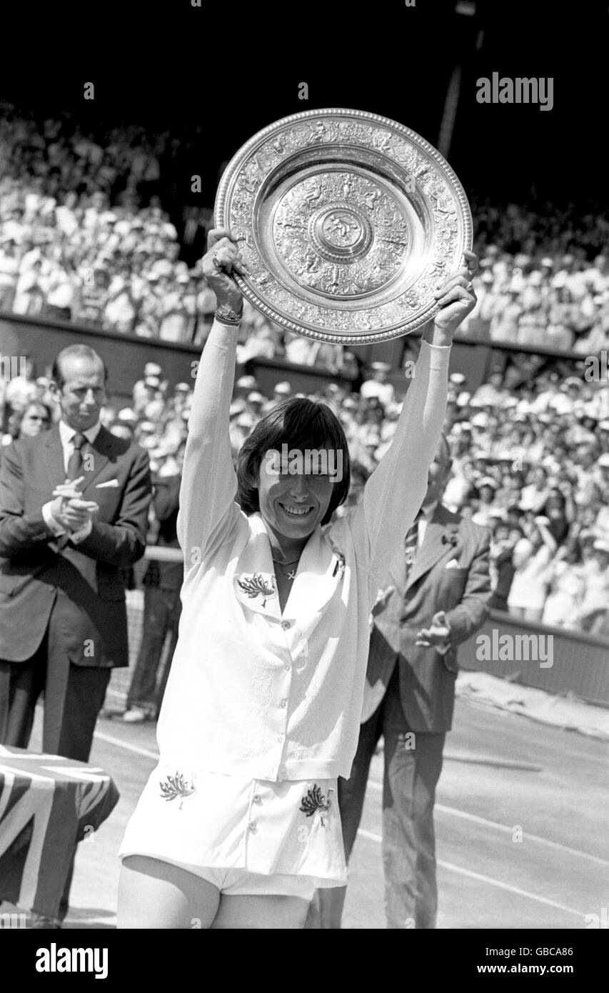 Martina Navratilova festeggia con il trofeo dopo i suoi set dritti vinci Foto Stock