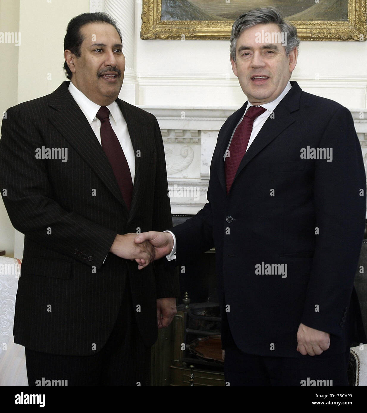 Il primo ministro britannico Gordon Brown (a destra) con il primo ministro del Qatar Hamad bin Jassim bin Jaber al Thani all'interno di 10 Downing Street, Londra. Foto Stock