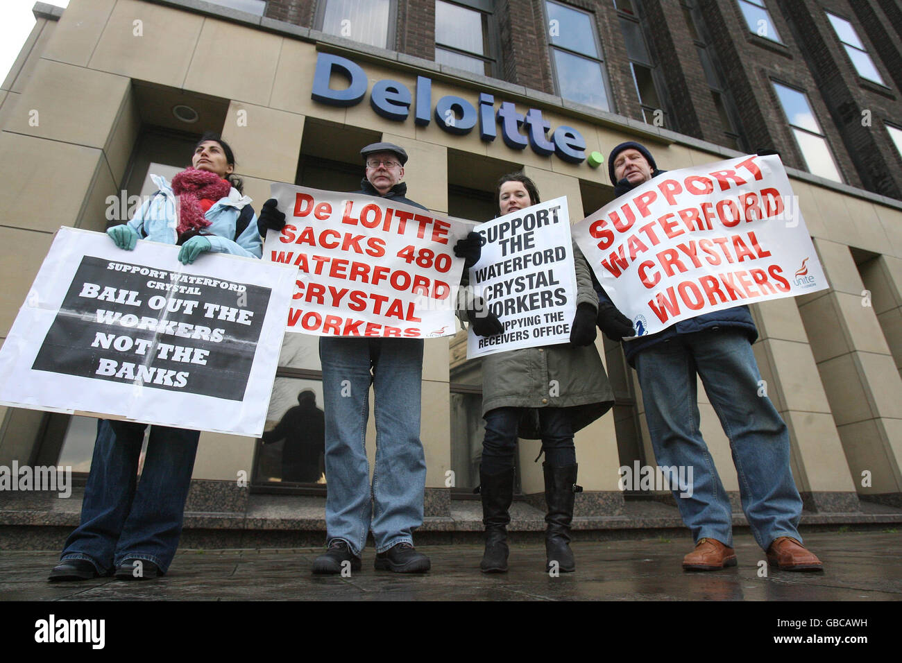 I lavoratori del sindacato Unito picket gli uffici di Deloitte che chiedono la riapertura della fabbrica di cristallo di Waterford. Foto Stock