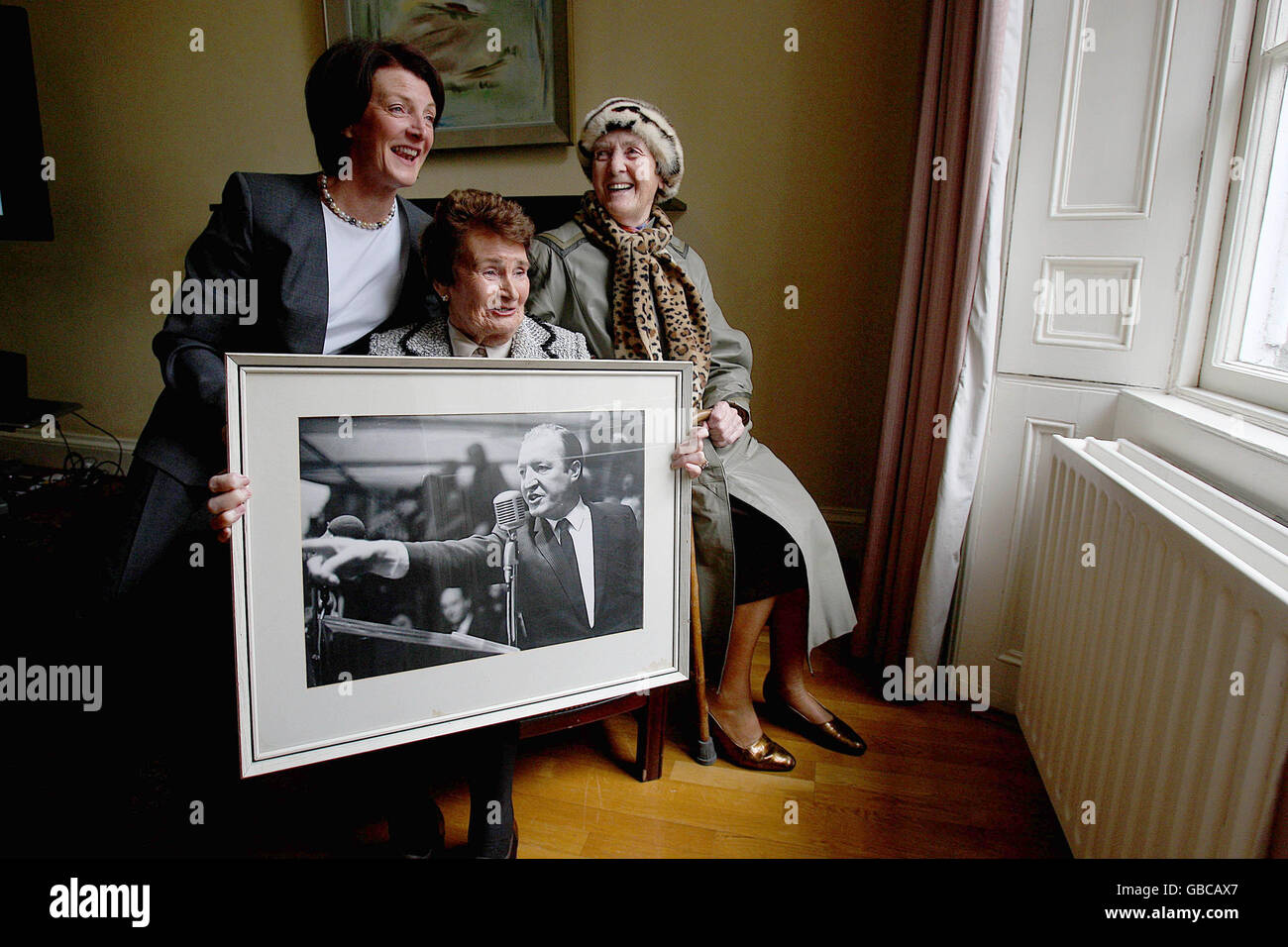 Da sinistra a destra. Eimear Mulhearn, (figlia), Maureen Haughey, vedova di Charles Haughey e Maureen Haughey, (sorella) che ha tenuto un ritratto di Haughey alla Dublin City University. Foto Stock