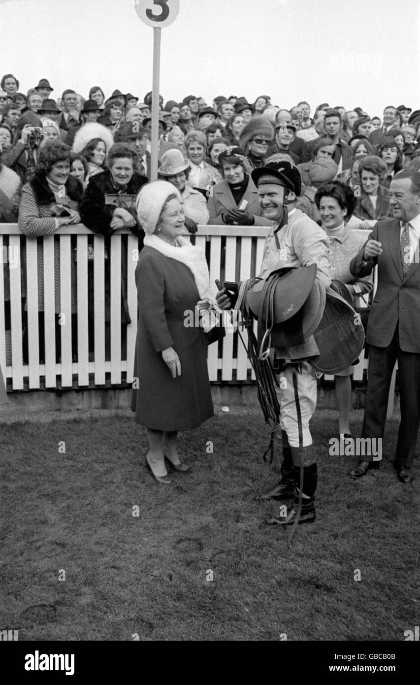 Terry Biddlecombe (r) parla con sua la Regina Madre (l) dopo aver finito terzo nella Gold Cup, l'ultima gara della sua carriera Foto Stock