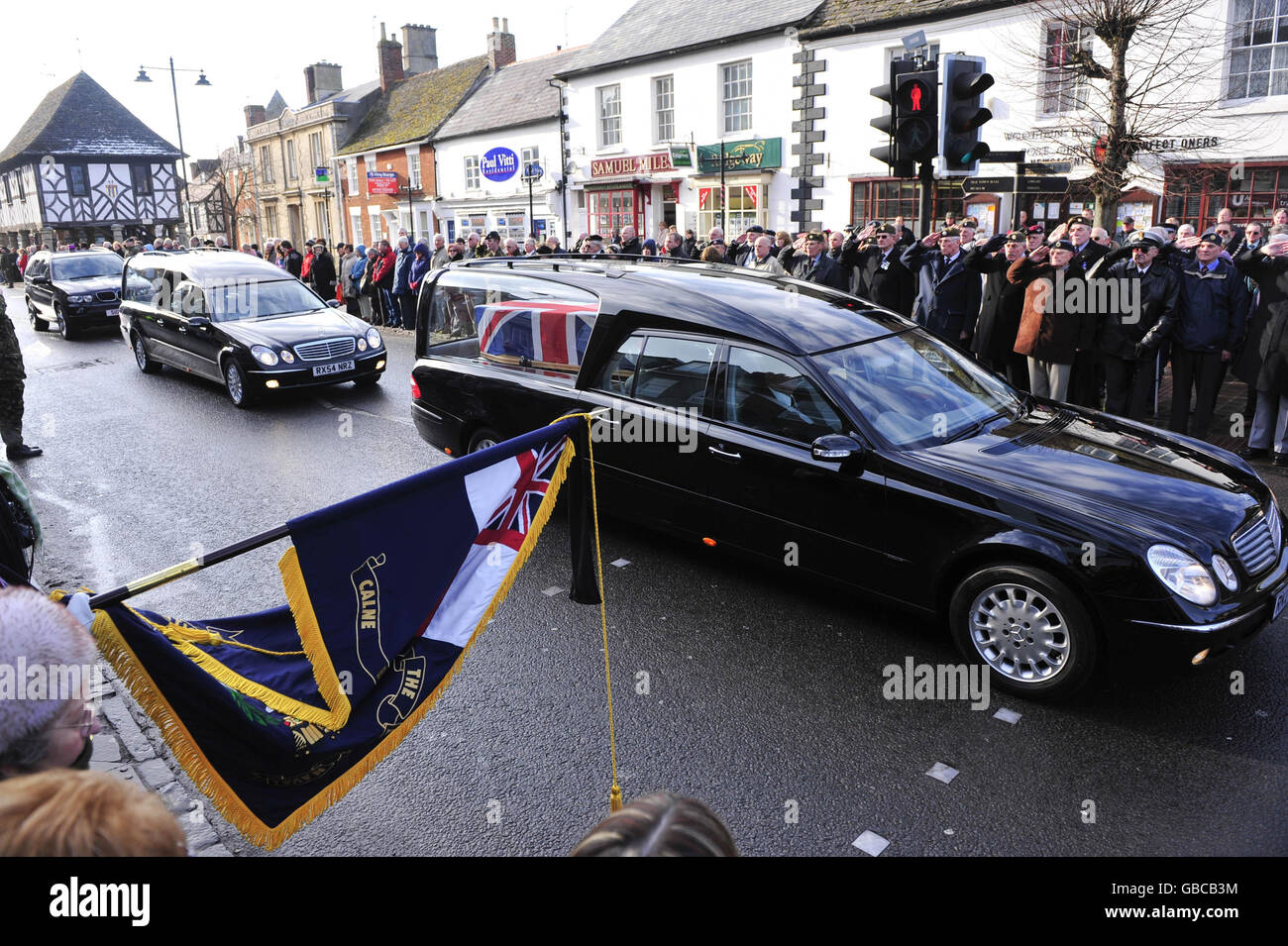 Il corpo di rimpatrio passa attraverso la High Street di Wootton Bassett, Wiltshire, portando il corpo del caporale Daniel Nield dal 1° Batallion i Fucili, morto in Afghanistan venerdì scorso. Foto Stock