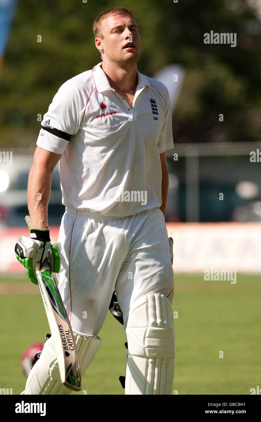 L'inglese Andrew Flintoff lascia il campo dopo essere stato licenziato da Daren Powell delle Indie Occidentali durante il primo test a Sabina Park, Kingston, Giamaica. Foto Stock