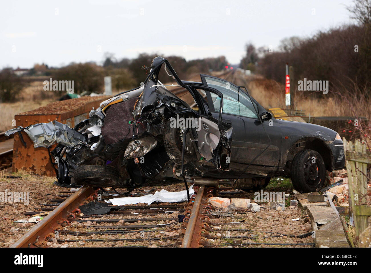 Il treno uccide il conducente donna bloccato su un livello di ghiaccio che attraversa. Il relitto di un'auto si trova sul binario a livello di West Road che attraversa Spalding, Lincolnshire. Foto Stock