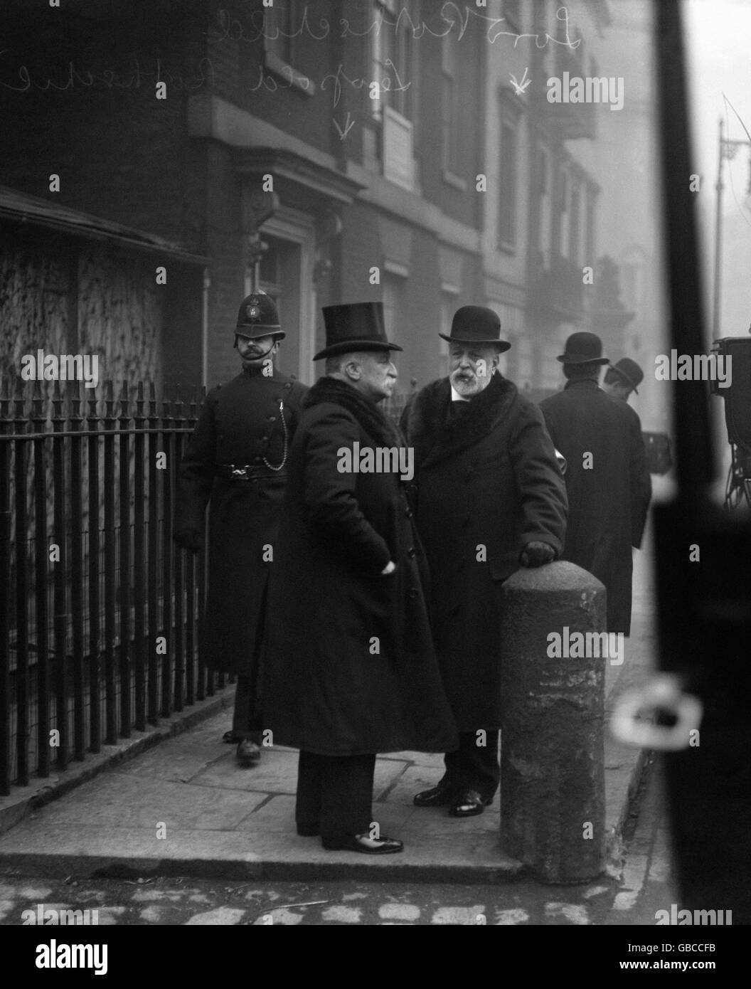 Banchiere e politico Nathan Rothschild, primo barone Rothschild e suo fratello Leopold de Rothschild (in alto cappello), banchiere britannico e allevatore di cavalli purosangue. Foto Stock