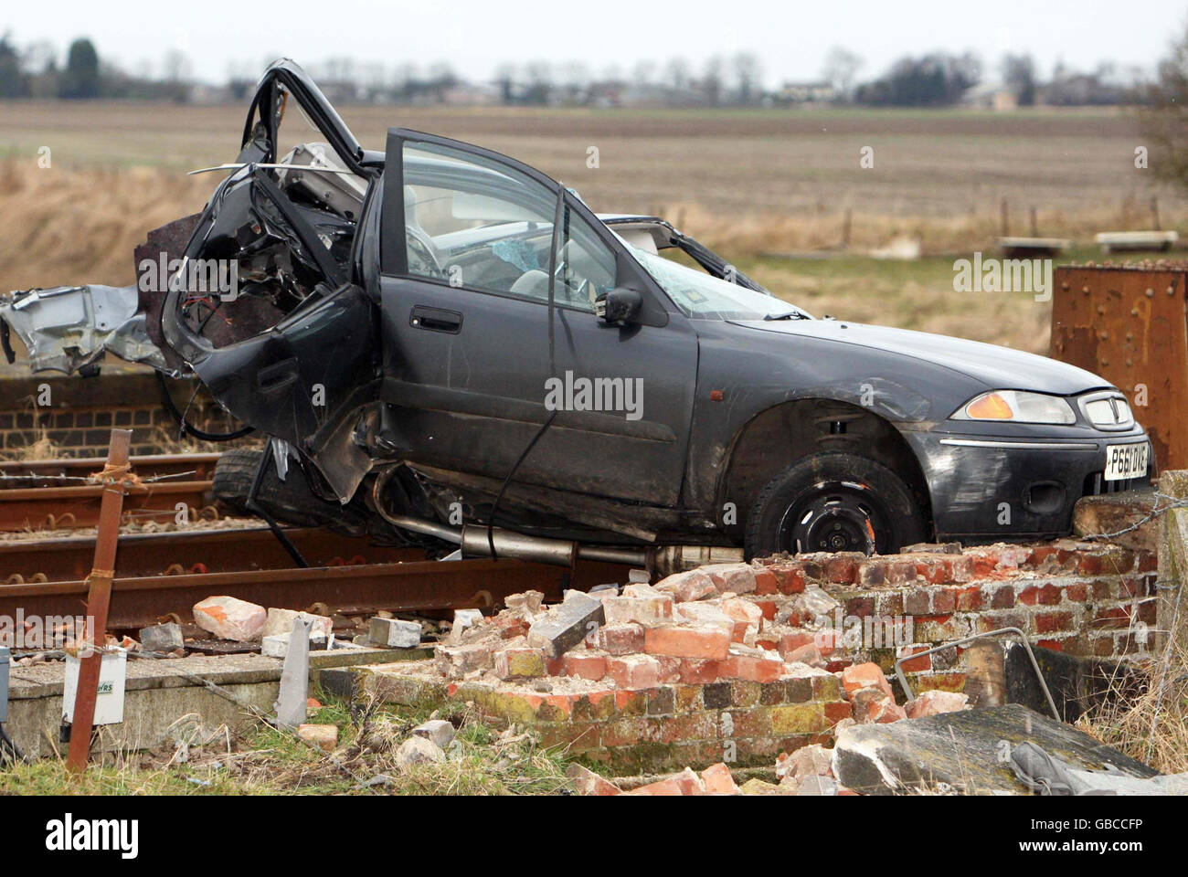 Il treno uccide il conducente donna bloccato su un livello di ghiaccio che attraversa. Il relitto di un'auto si trova sul binario a livello di West Road che attraversa Spalding, Lincolnshire. Foto Stock