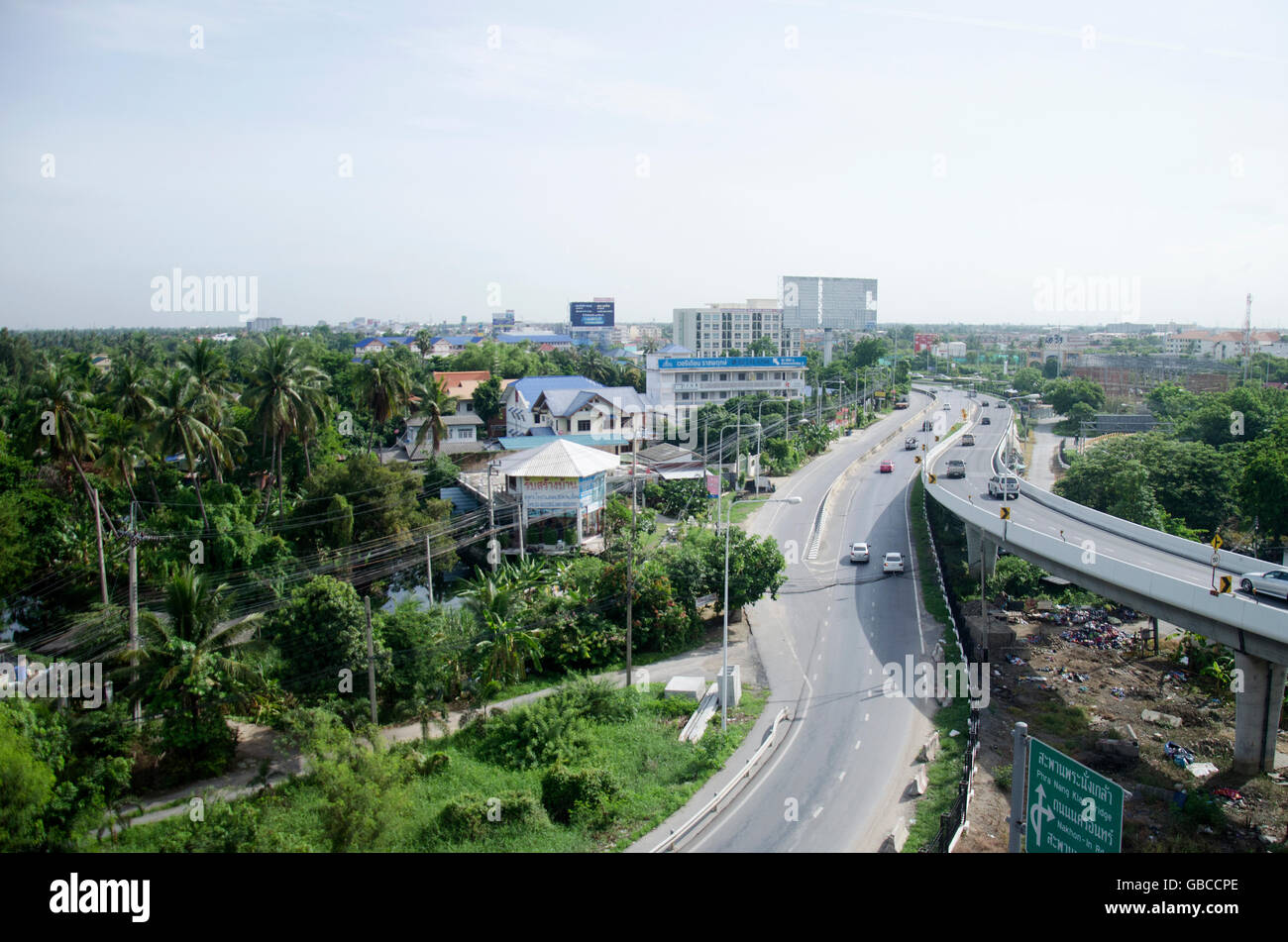 Vista della città di Nonthaburi da MRT Linea viola in esecuzione dello skytrain di andare a Bangkok il 20 giugno 2016 in provincia di Nonthaburi, Tailandia Foto Stock