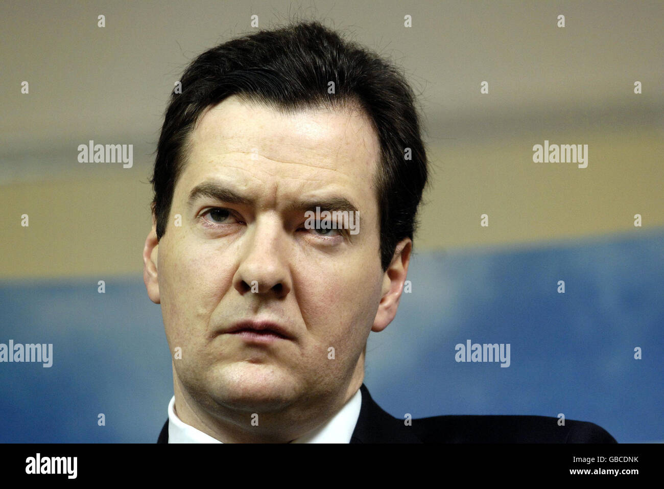 Il cancelliere ombra George Osborne parla al Policy Exchange di Londra riguardo alla crisi economica. Foto Stock