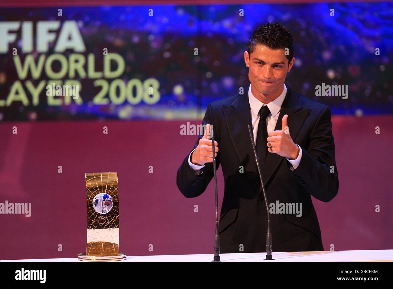 Calcio - FIFA World Player Gala 2008 - Teatro dell'Opera di Zurigo. Cristiano Ronaldo del Manchester United con il premio FIFA World Player of the Year Foto Stock