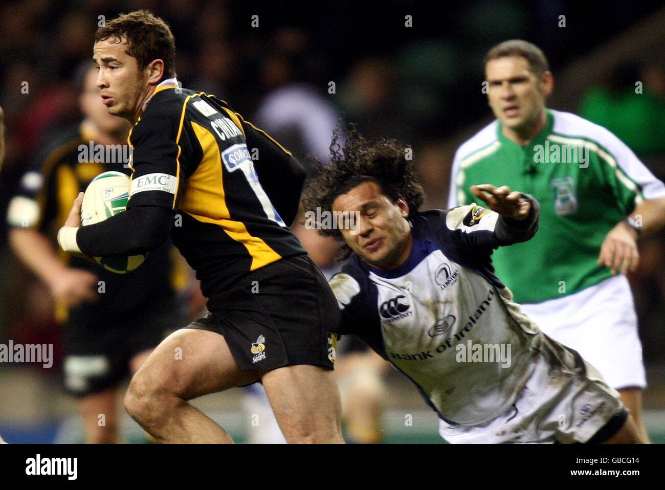 Wasps Danny Cipriani sfugge alle grinfie di Isikeli Nacewa di Leinster durante la partita di Heineken Cup Pool Twickenham Stadium, Londra. Foto Stock