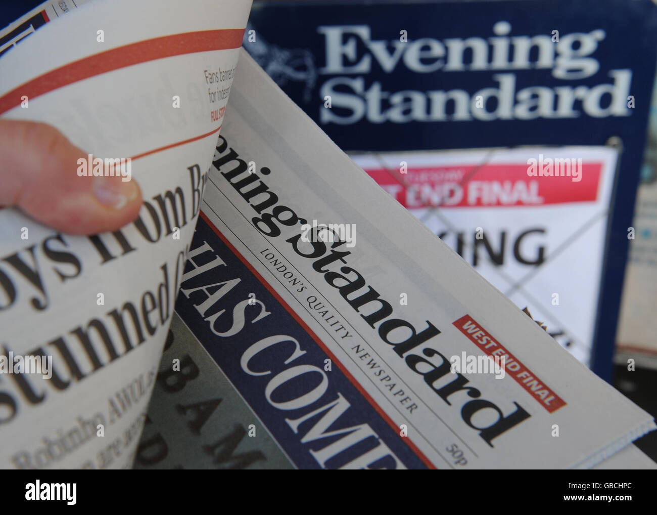 Copie del quotidiano serale standard in vendita a Londra. Foto Stock