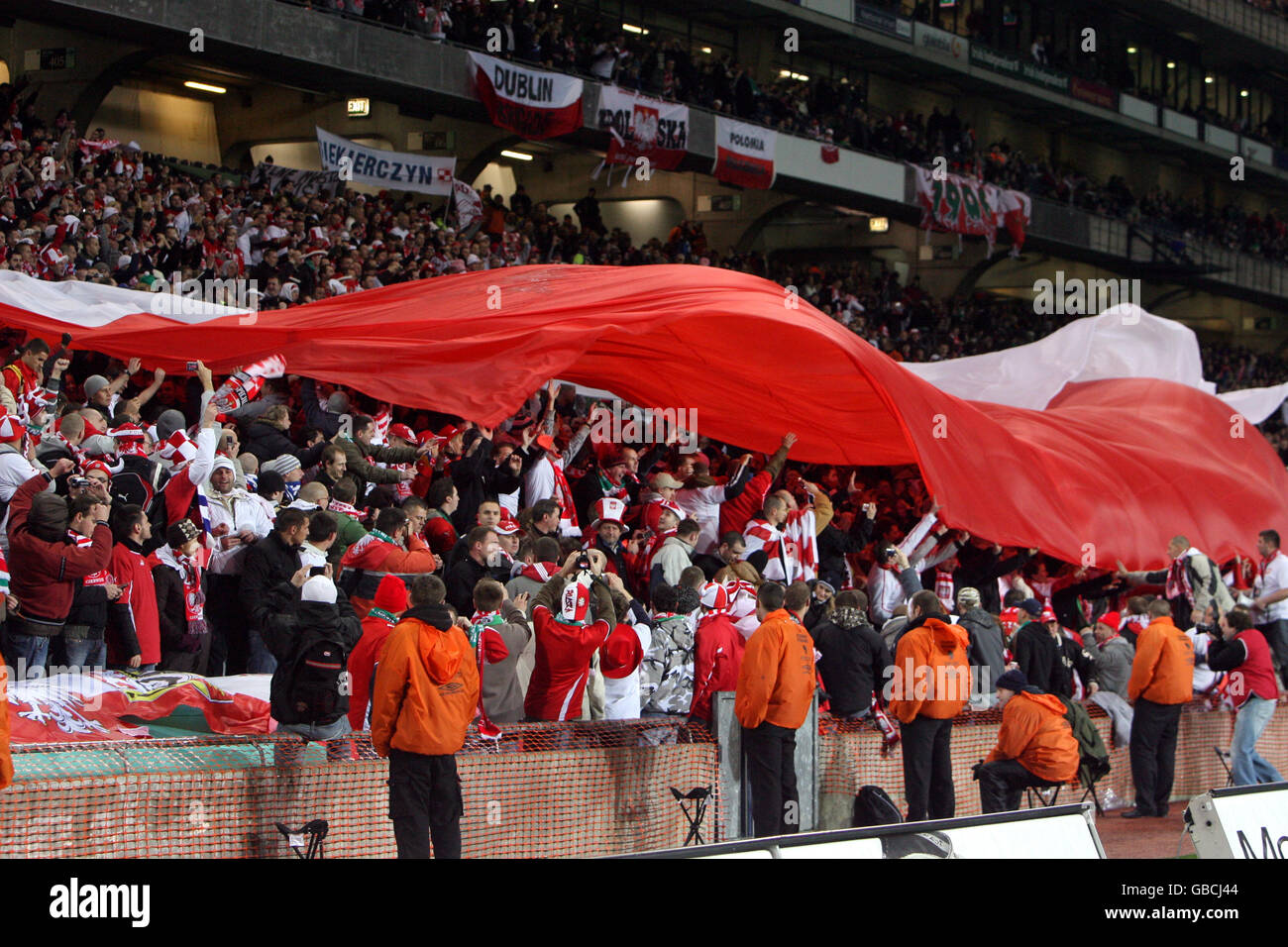 Calcio - International friendly - Repubblica d'Irlanda / Polonia - Croke Park. I tifosi polacchi passano intorno a una bandiera massiccia negli stand Foto Stock