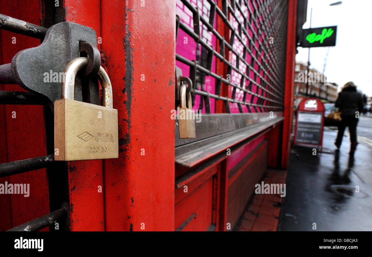 I negozi si chiudono mentre lottano per affrontare la crisi economica. I dati ufficiali di oggi rivelano che il Regno Unito è ufficialmente in recessione. L'economia ha visto la sua peggiore performance di produzione dal 1980 negli ultimi tre mesi del 2008. Foto Stock