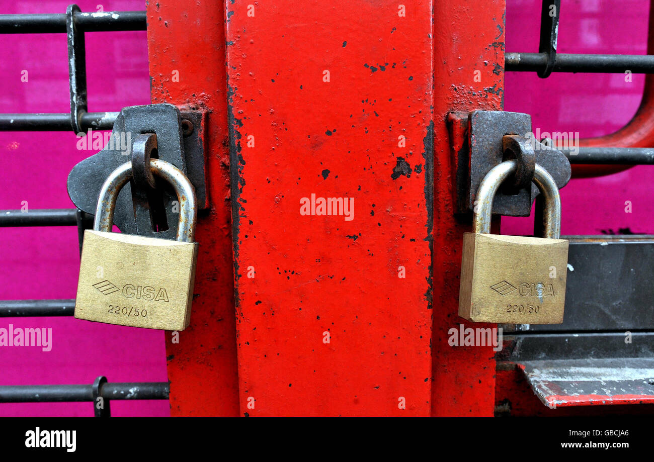 I negozi si chiudono mentre lottano per affrontare la crisi economica. I dati ufficiali di oggi rivelano che il Regno Unito è ufficialmente in recessione. L'economia ha visto la sua peggiore performance di produzione dal 1980 negli ultimi tre mesi del 2008. Foto Stock