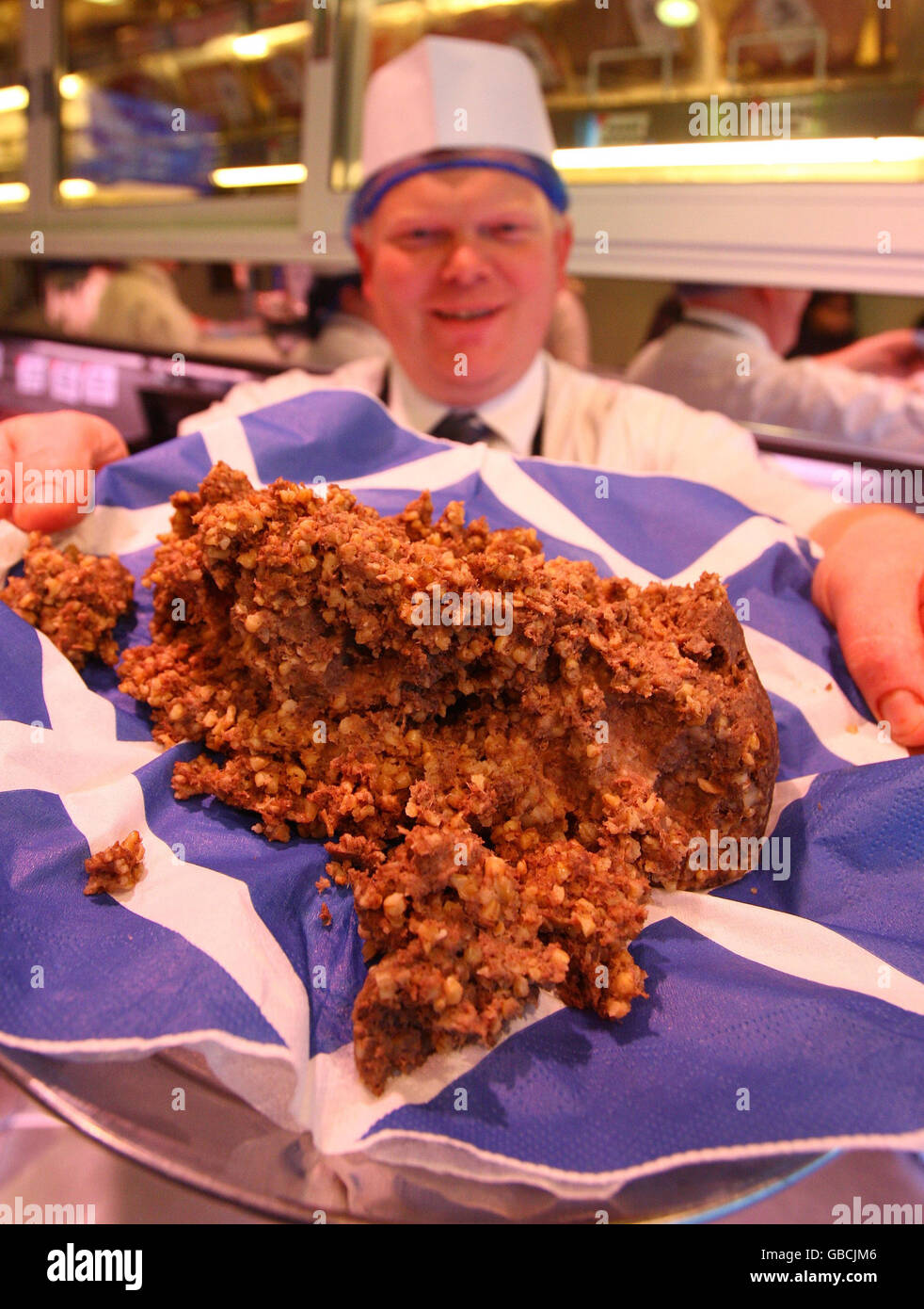 Brucia notte. Il macellaio Robert Patrick di Patricks di Camelon con il suo haggis premiato. Foto Stock