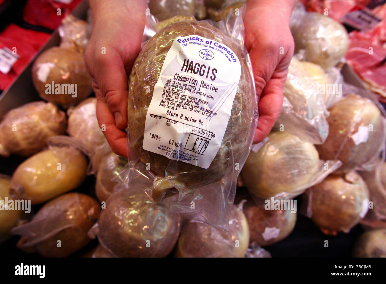 Brucia notte. Il macellaio Robert Patrick di Patricks di Camelon con il suo haggis premiato. Foto Stock