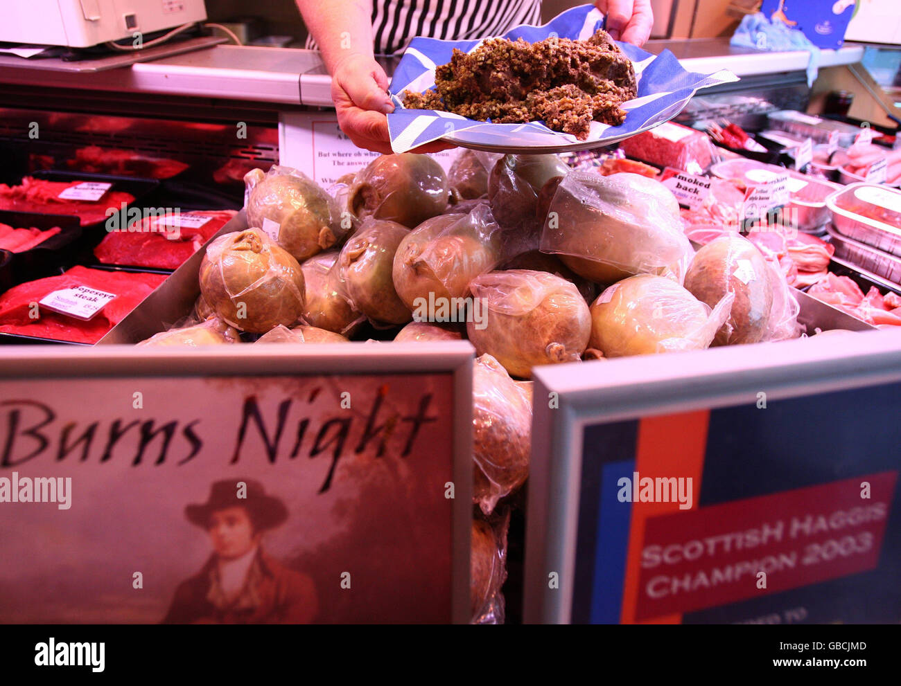 Il macellaio Robert Patrick di Patrick di Camelon con i suoi haggis premiati. Foto Stock