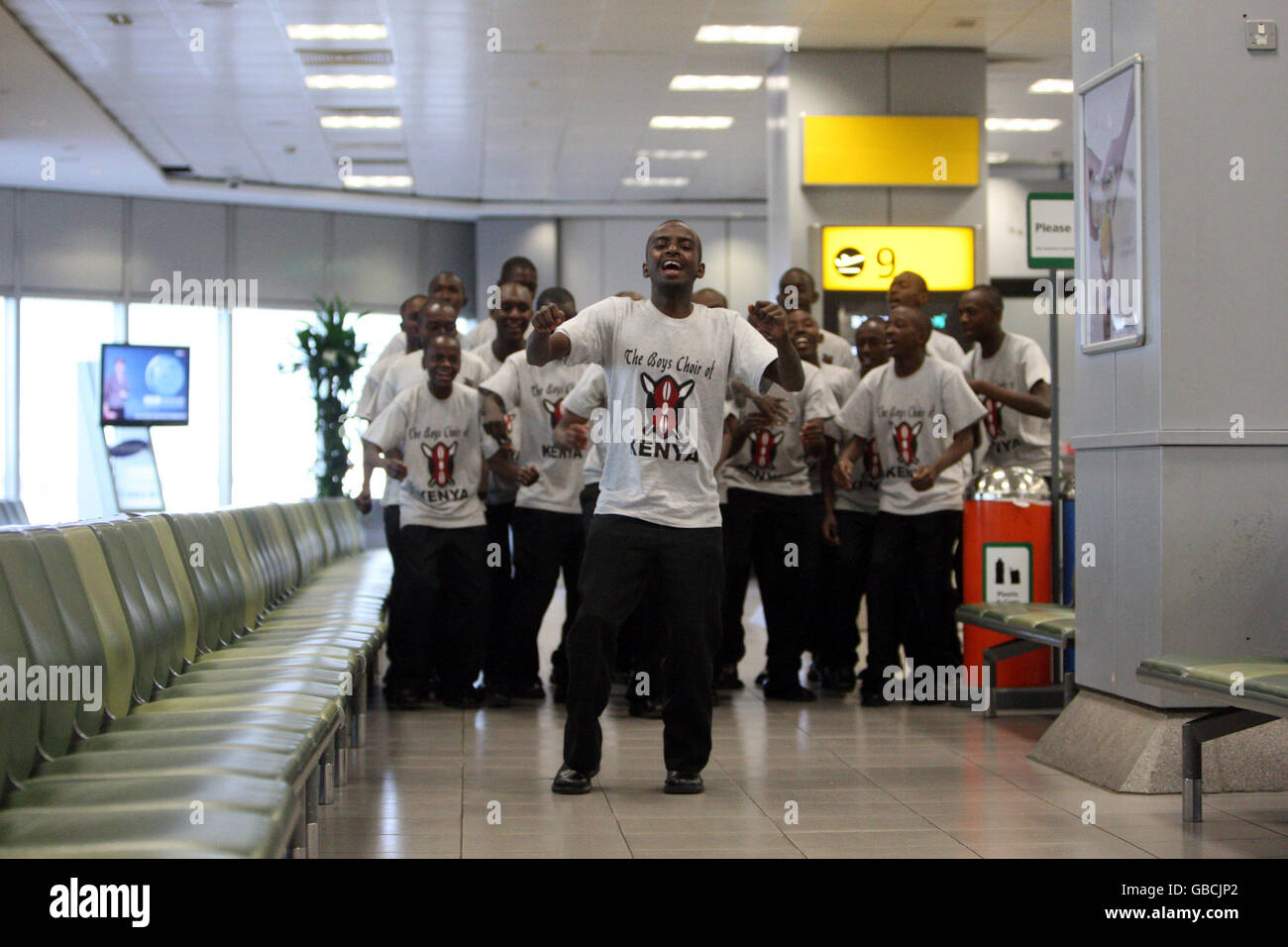 Il coro dei ragazzi del Kenya esegue uno speciale mini concerto al Terminal 4 dell'aeroporto di Heathrow dopo aver firmato un accordo di registrazione con la Universal Music. Foto Stock