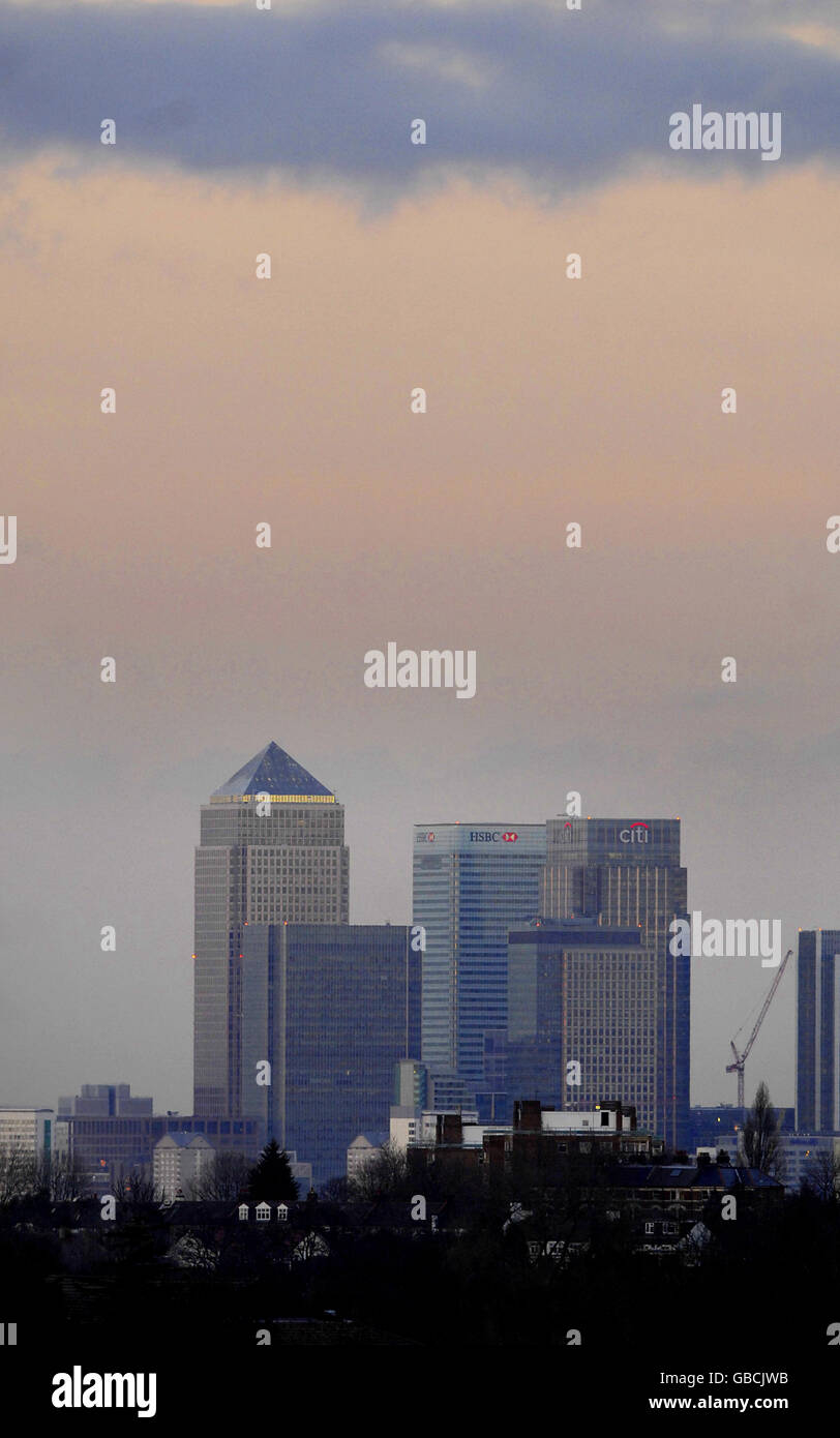 Il Regno Unito è ufficialmente in recessione. Canary Wharf di Londra e un blocco di appartamenti durante la crisi economica. Foto Stock