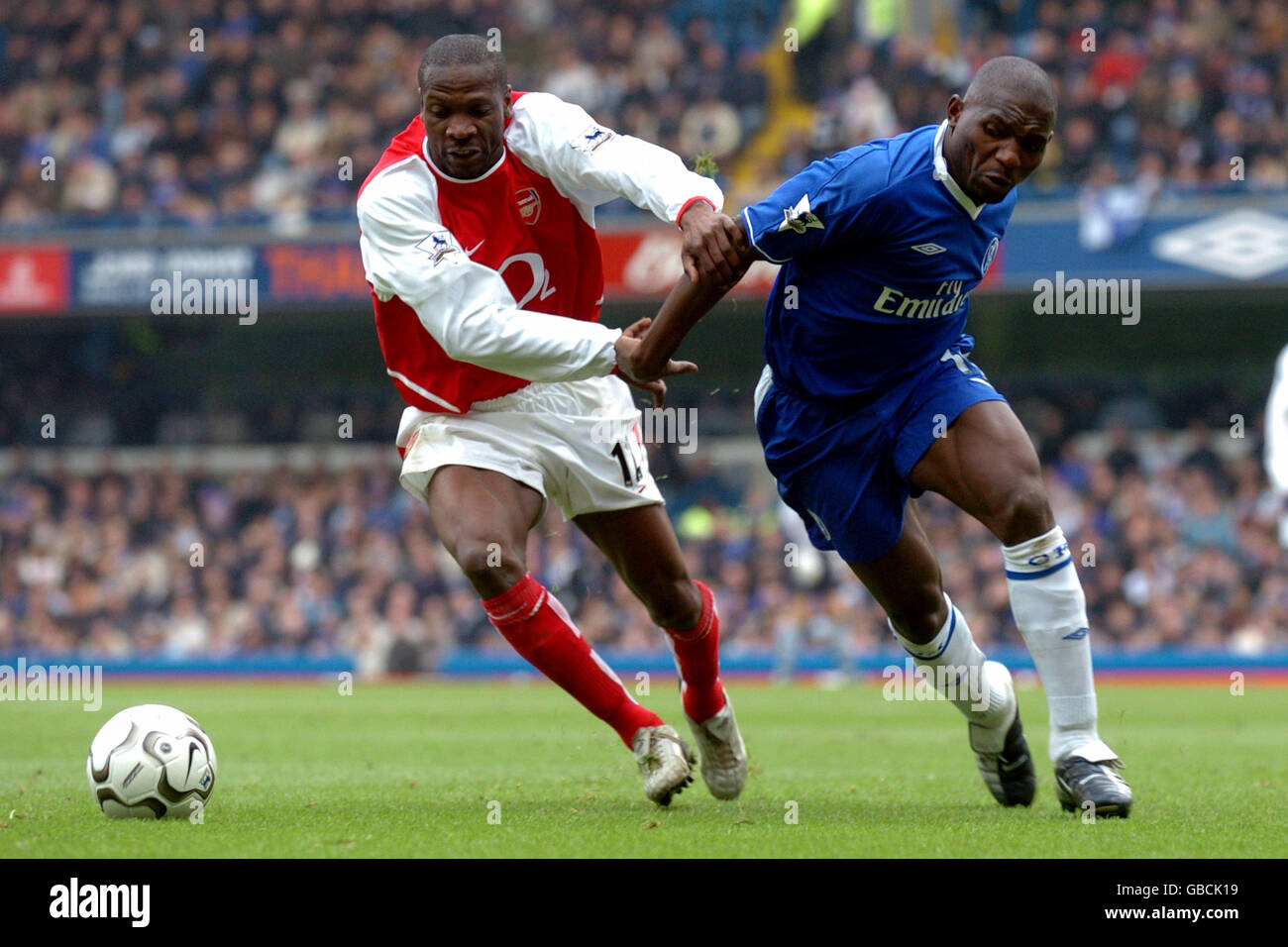 Lauren (l) di Arsenal e Geremi (r) di Chelsea combattono per il sfera Foto Stock