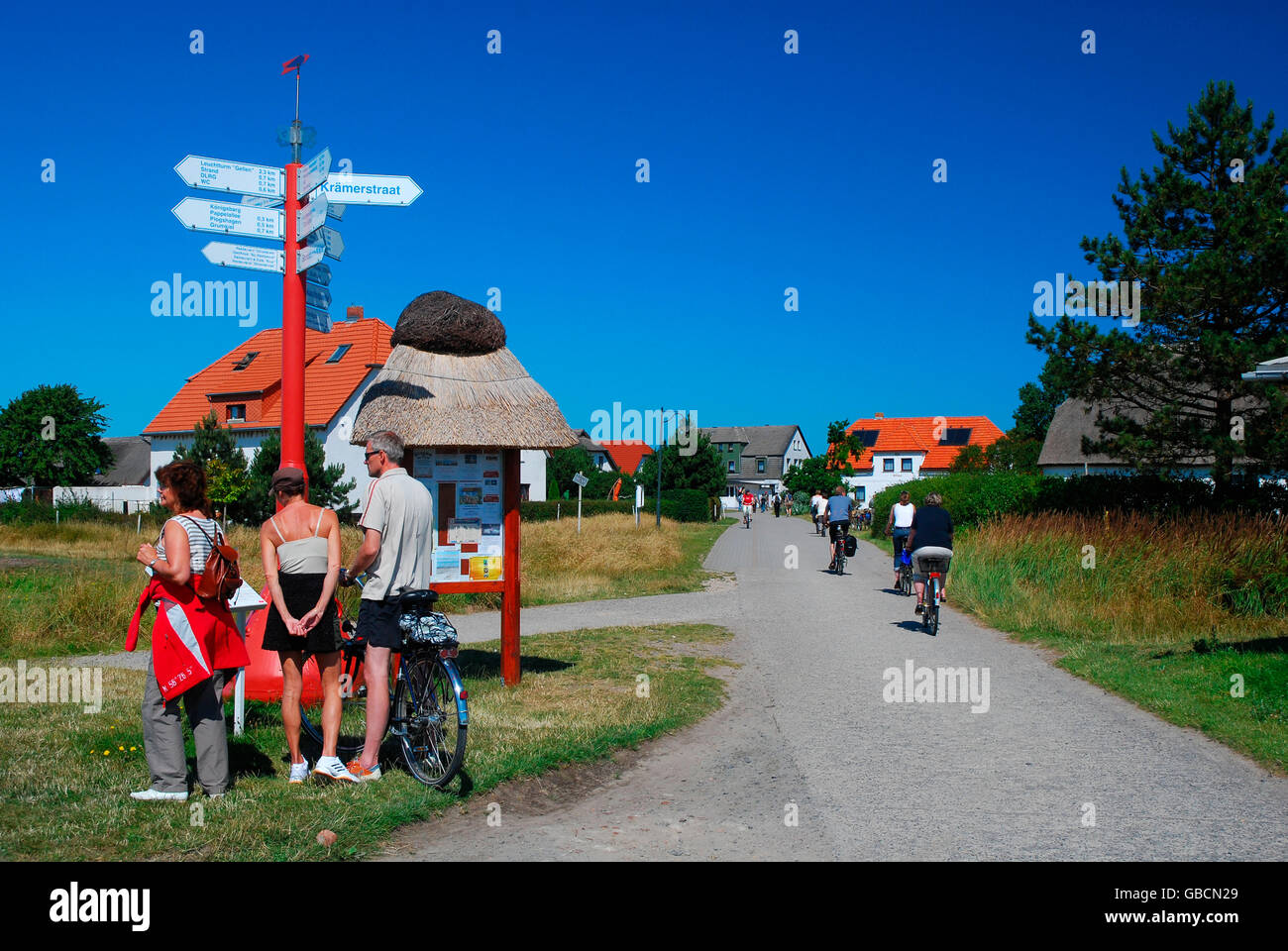 Ostseeinsel, Hiddensee, Touristen, Friesenhaeuser, Meclenburgo-Pomerania Occidentale, Germania Foto Stock