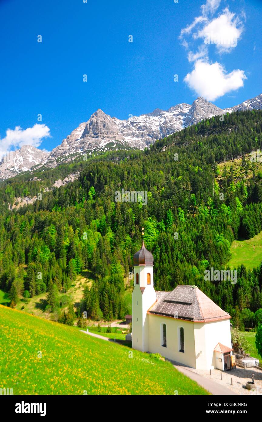Kapelle, Kirche, Bergwald, Lechtal, Allgaeuer Alpen, Tirol, Oesterreich Foto Stock