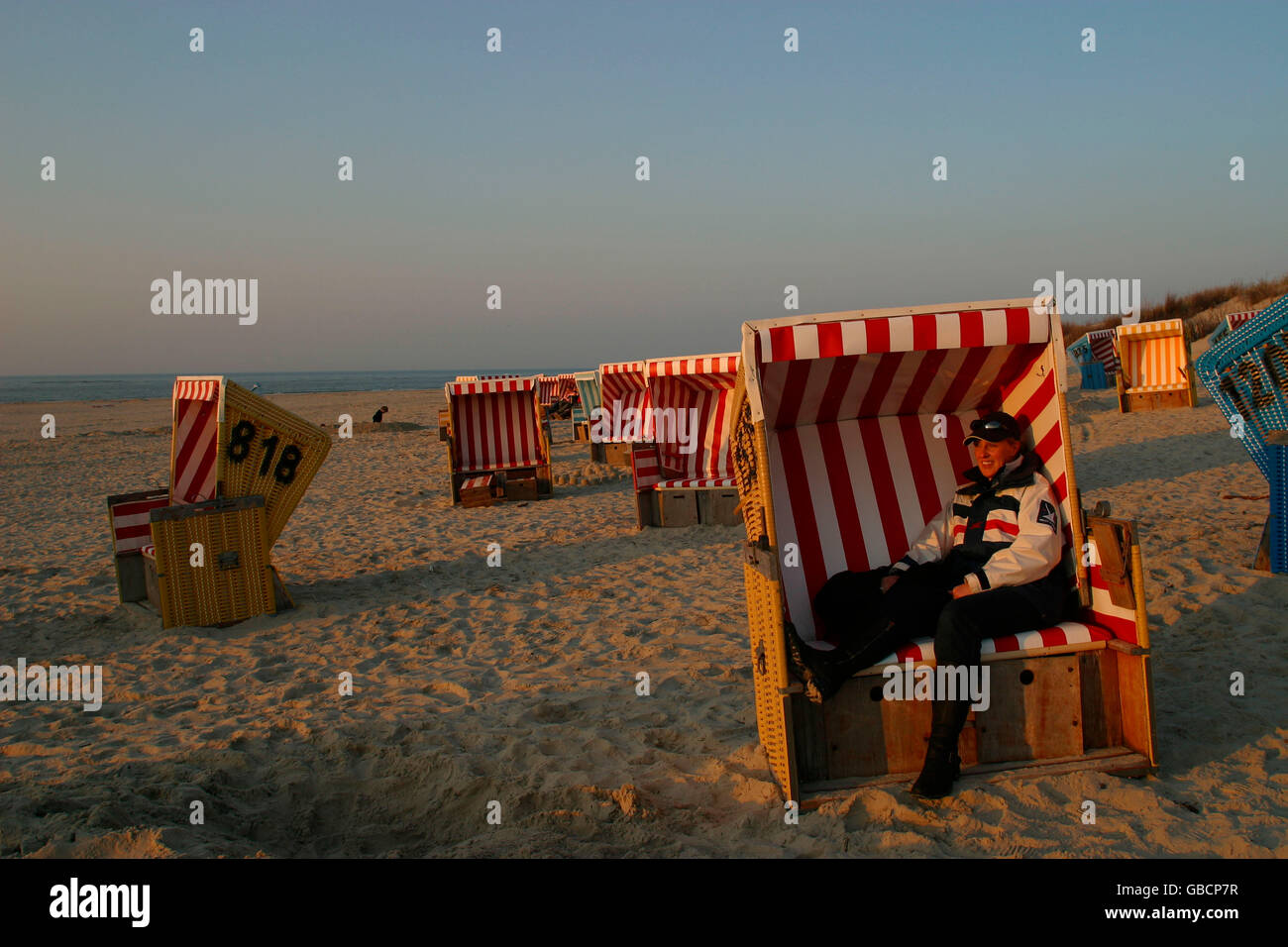 Coperto e sedie da spiaggia in vimini, Isola di Langeoog, Frisia orientale, Bassa Sassonia, Germania Foto Stock