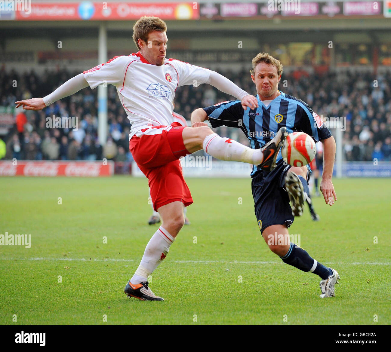 Walsall's Rhys Weston (a sinistra) combatte per la palla con i Lee di Leeds durante la partita della Coca-Cola League 1 al Banks's Stadium di Walsall. Foto Stock