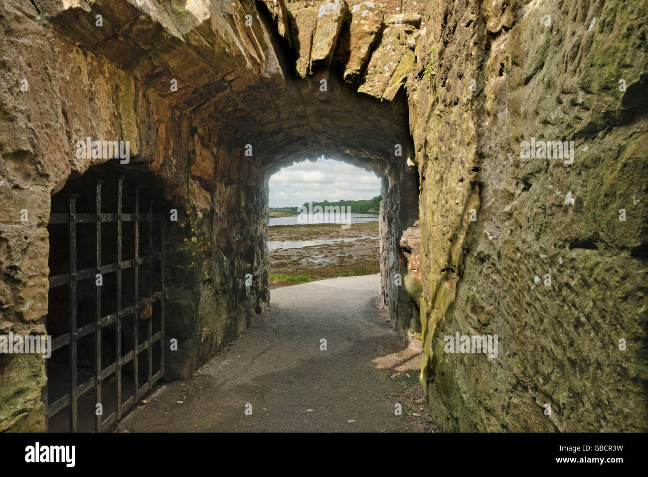 Vecchie mura di un castello abbandonato a Berwick-upon-Tweed, mostrando il carcere ringhiere e apertura al fiume Tweed Foto Stock