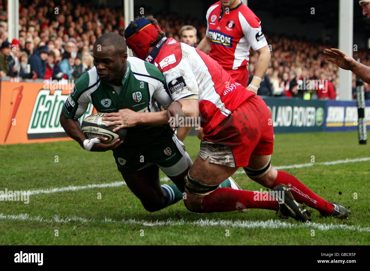 London Irish Topsy Ojo si tuffa per segnare durante la partita di Guinness Premiership al Kingsholm Stadium di Gloucester. Foto Stock