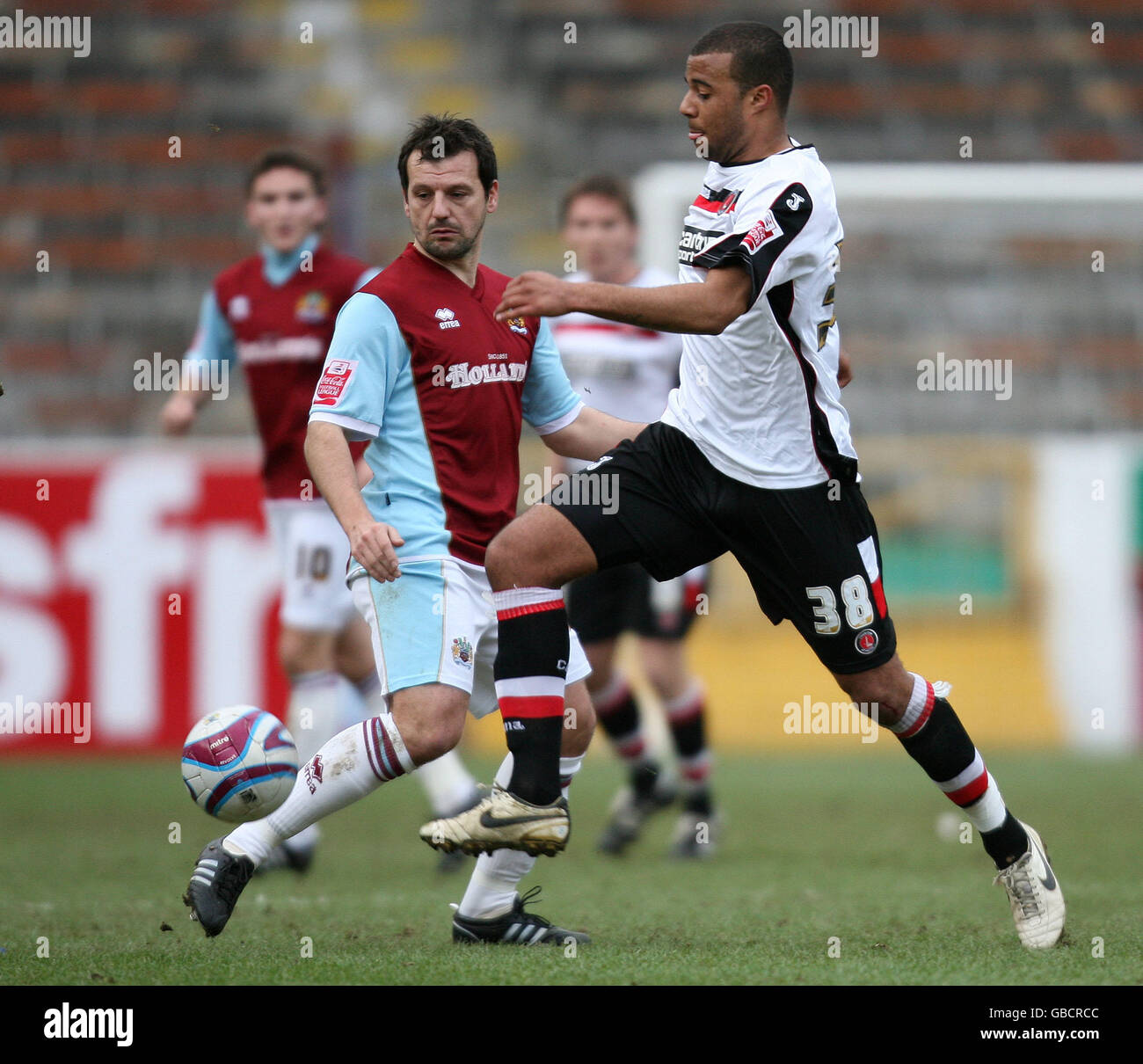 Robbie Blake di Burnley e Tom Soares di Charlton Athletic durante la partita del Coca-Cola Championship al Turf Moor di Burnley. Foto Stock