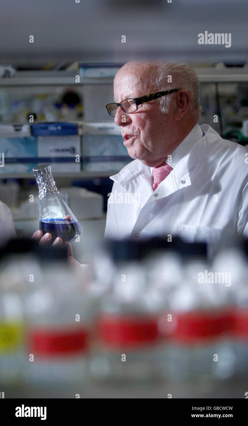 Attore Richard Wilson durante una visita al centro di ricerca sul cancro, il Beatson Institute, a Glasgow. Foto Stock