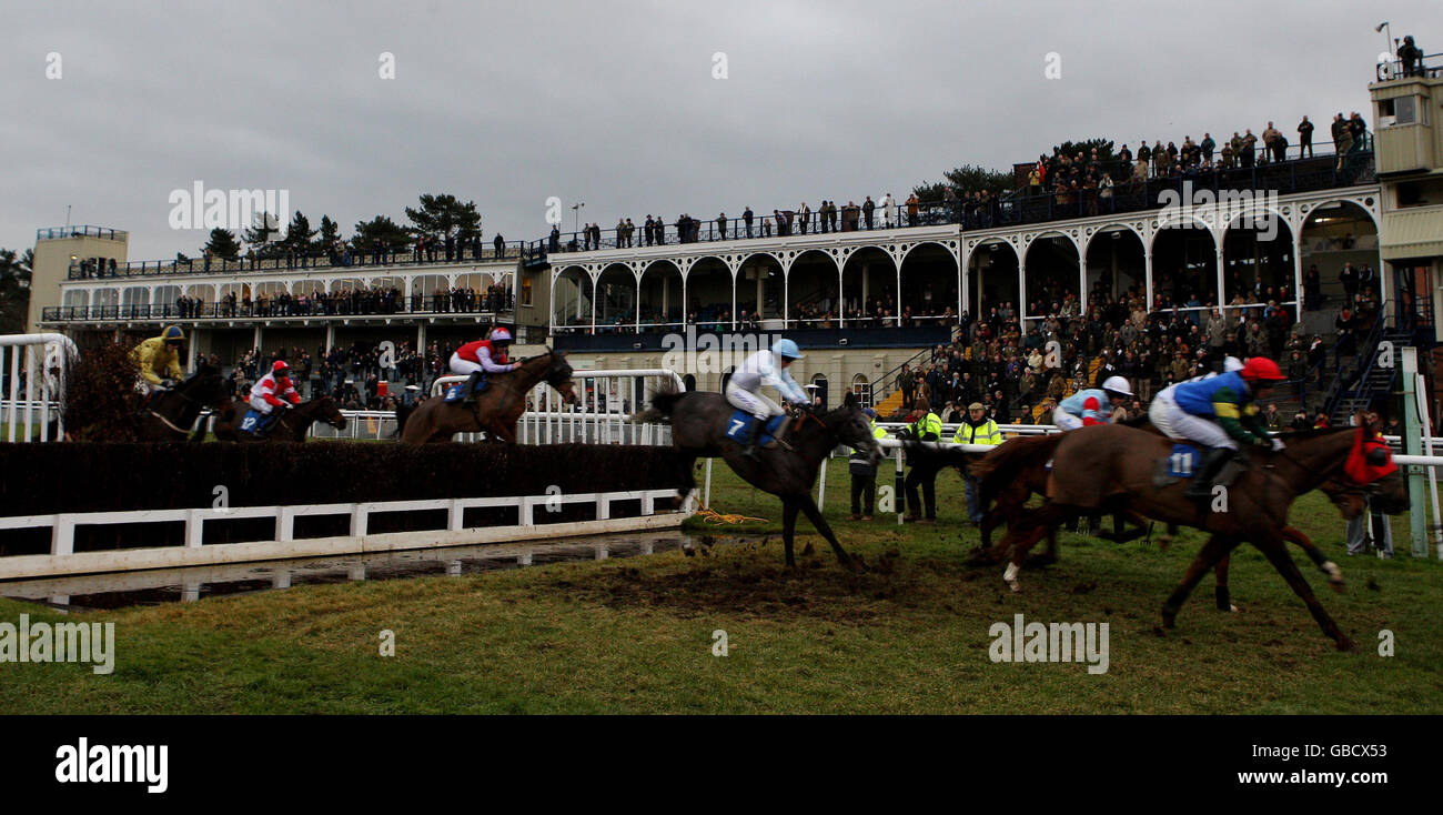 Una vista generale del Main Stand al circuito di Ludlow con i corridori e i cavalieri della caccia handicap di Sidney Phillips Novices' all'ippodromo di Ludlow, Shorpshire. Foto Stock