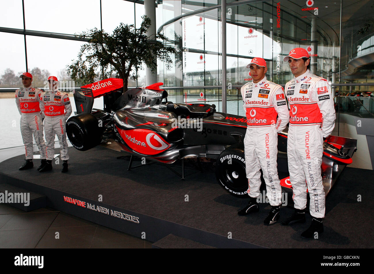 Vodafone McLaren Mercedes (da sinistra) collaudatore Gary Paffett, Heikki Kovalainen, Lewis Hamilton e collaudatore Pedro de la Rosa durante il lancio della McLaren Mercedes Formula uno al Centro tecnologico di Woking, Surrey. Foto Stock
