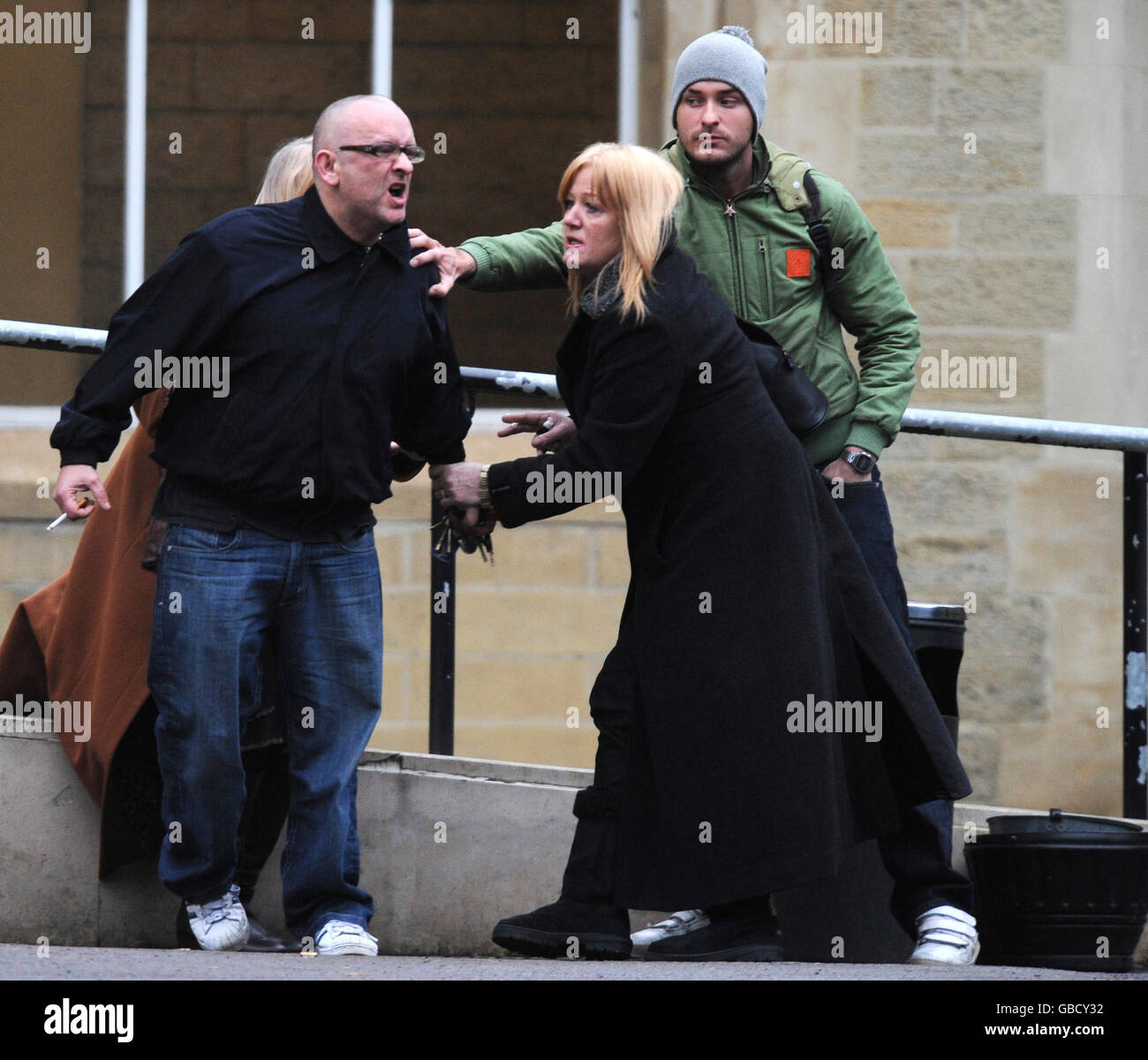 La famiglia e gli amici di Boy George fuori Snaresbrook Crown Court come il cantante è stato incarcerato per 15 mesi oggi per la mannellata di una scorta maschile a un muro e lo battendo con una catena di metallo. Foto Stock