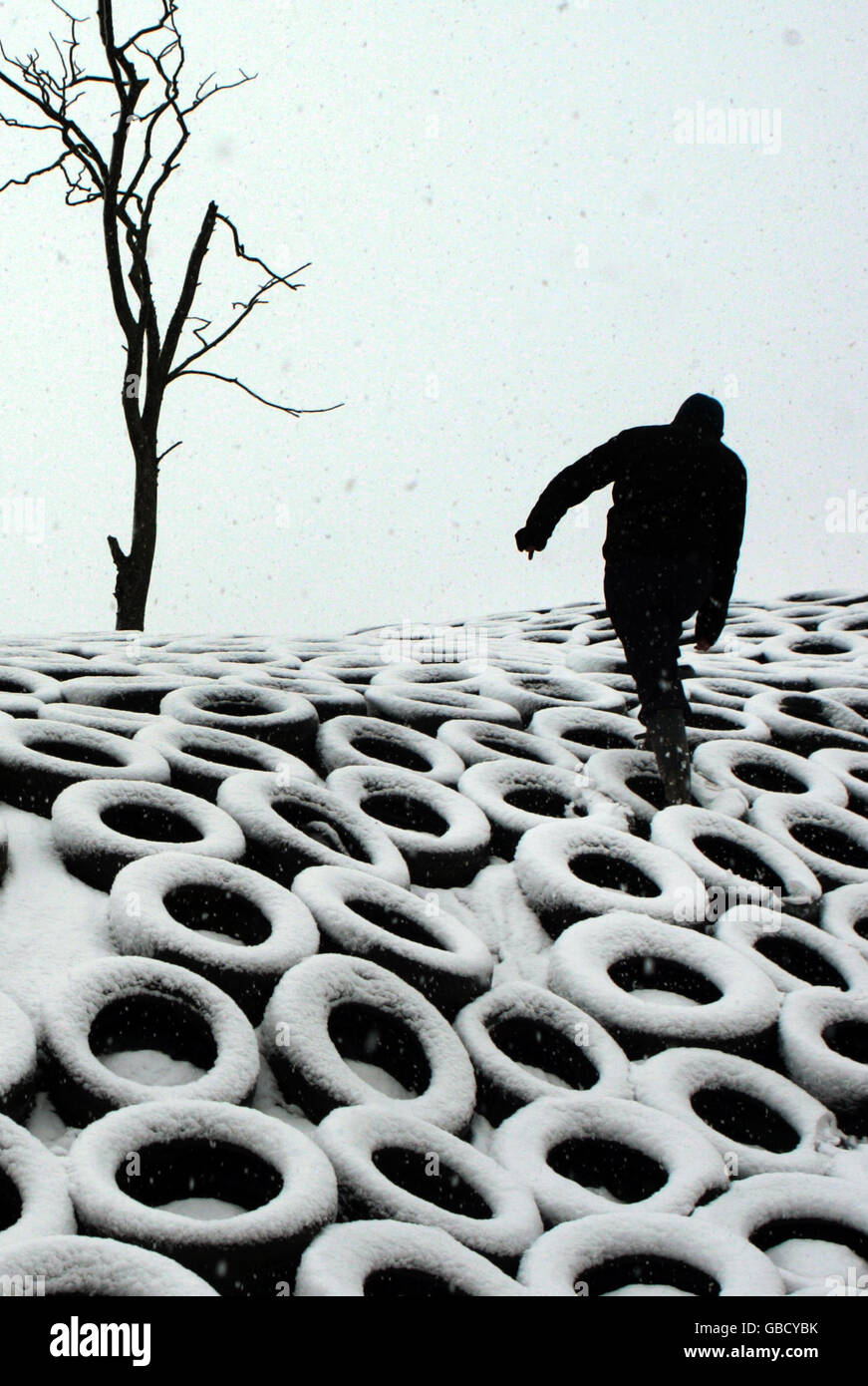 Un coltivatore la fa attraverso forti tempeste di neve vicino a Lanark. Foto Stock