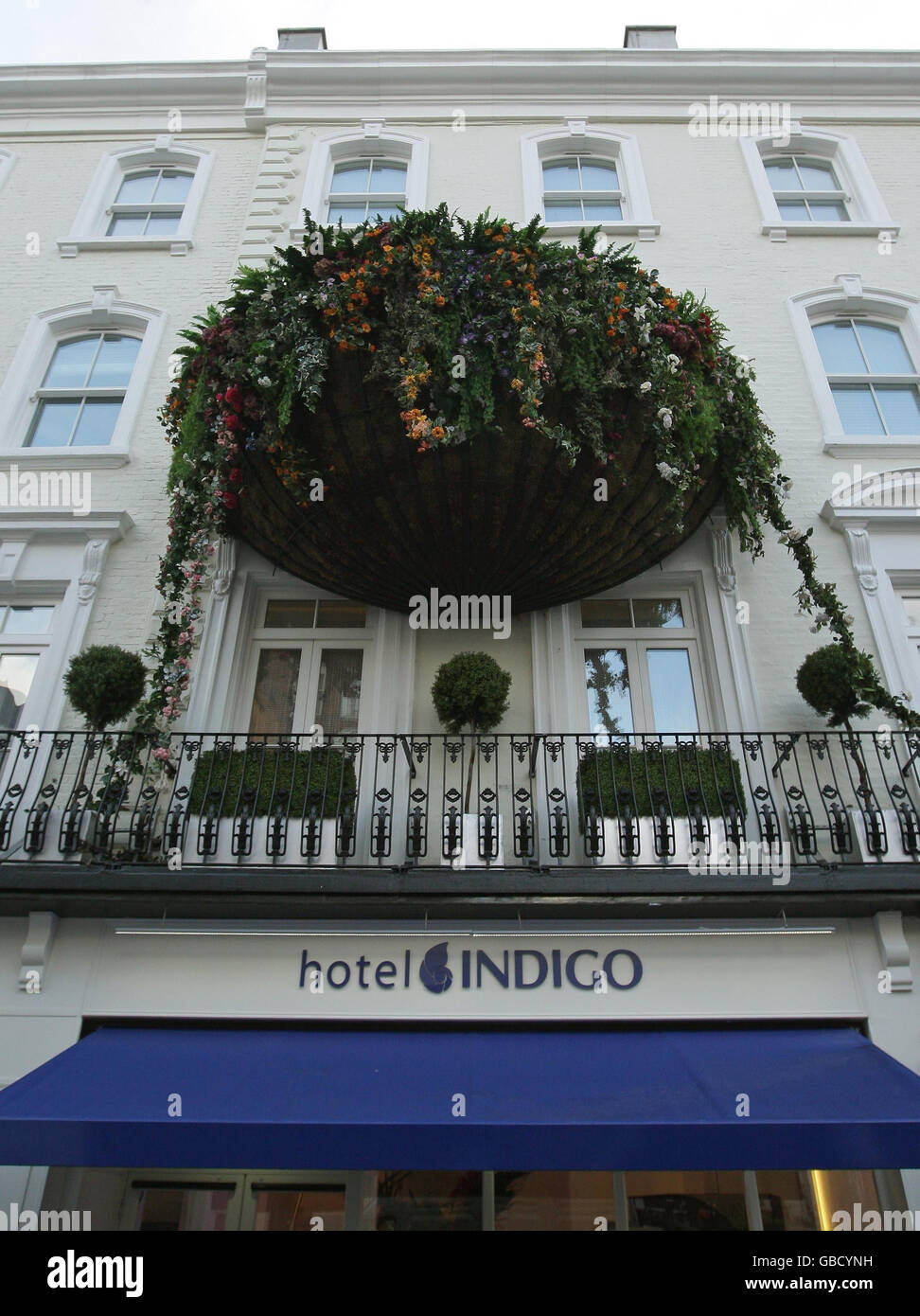 Il gigantesco cestino appeso all'esterno dell'Hotel Indigo, nel centro di Londra. Foto Stock