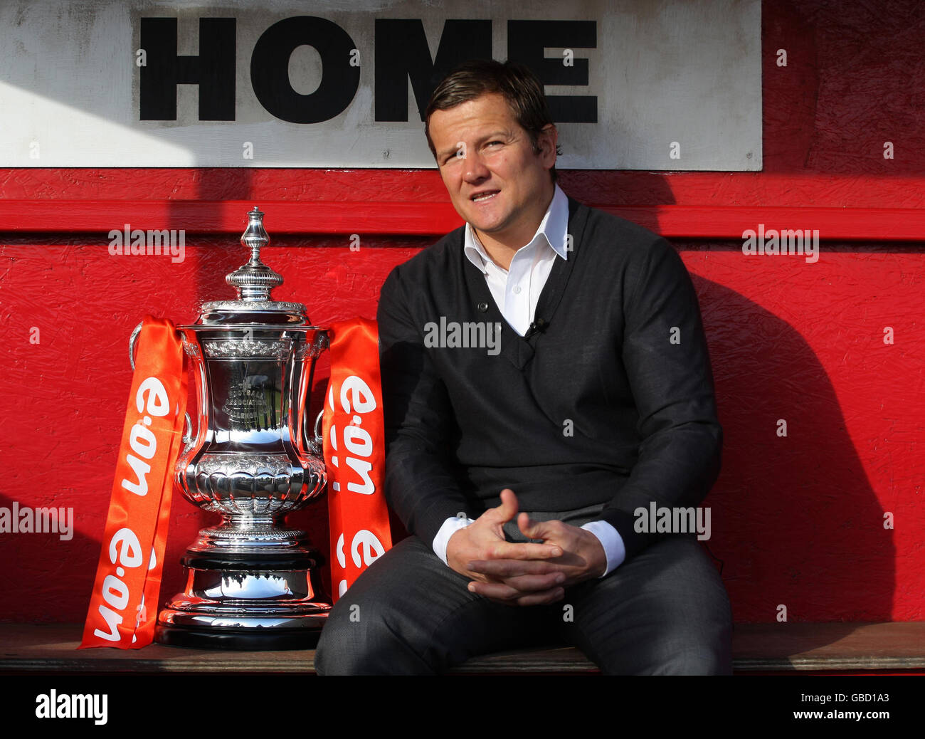 Calcio - Kettering Town - Media Day - Rockingham Road. Mark Cooper, direttore della città di Kettering, con la fa Cup durante la Media Day a Rockingham Road, Kettering. Foto Stock