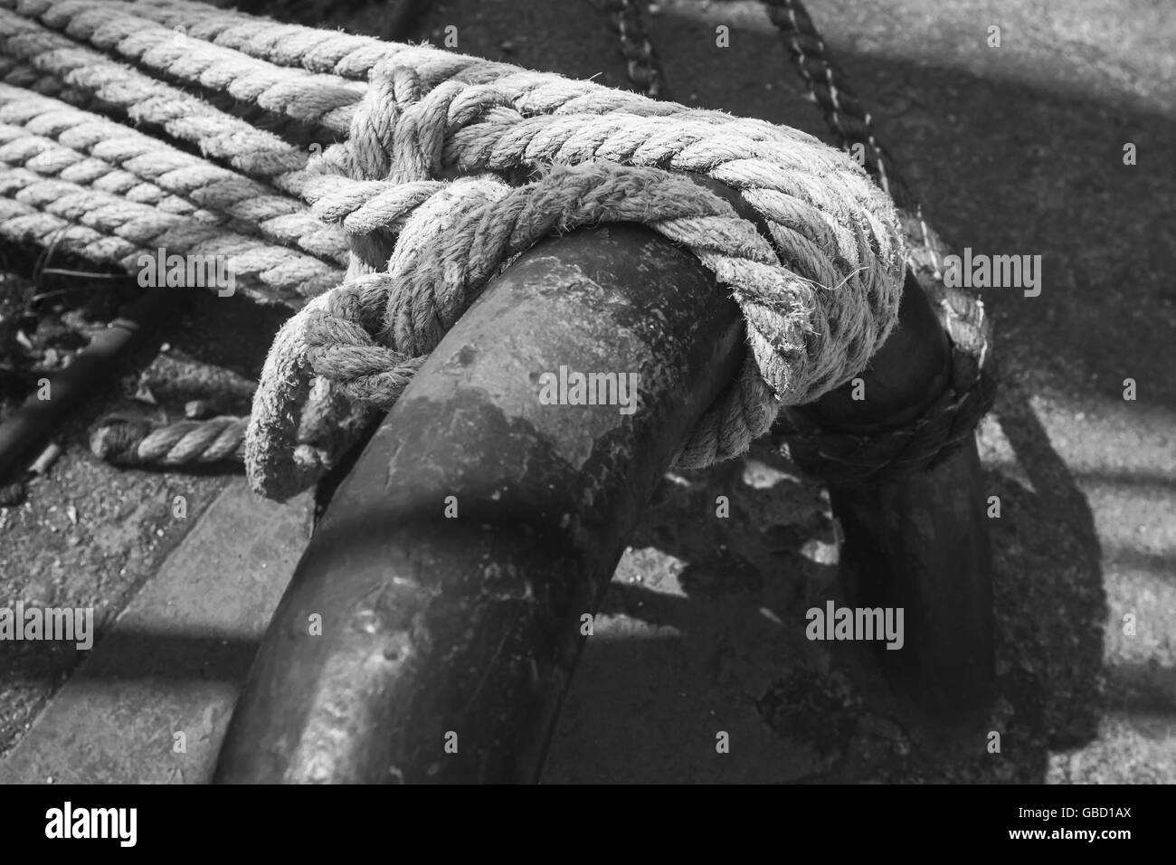 Funi e anello di ormeggio, closeup foto con messa a fuoco selettiva Foto Stock