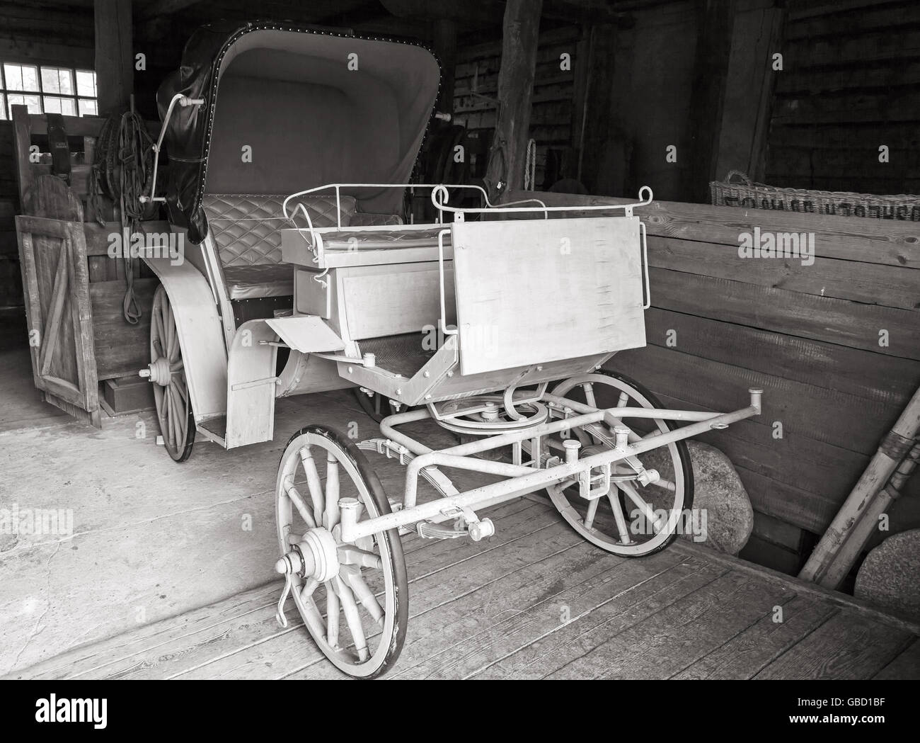 Vintage White coach sorge nella rurale garage, foto in bianco e nero Foto Stock